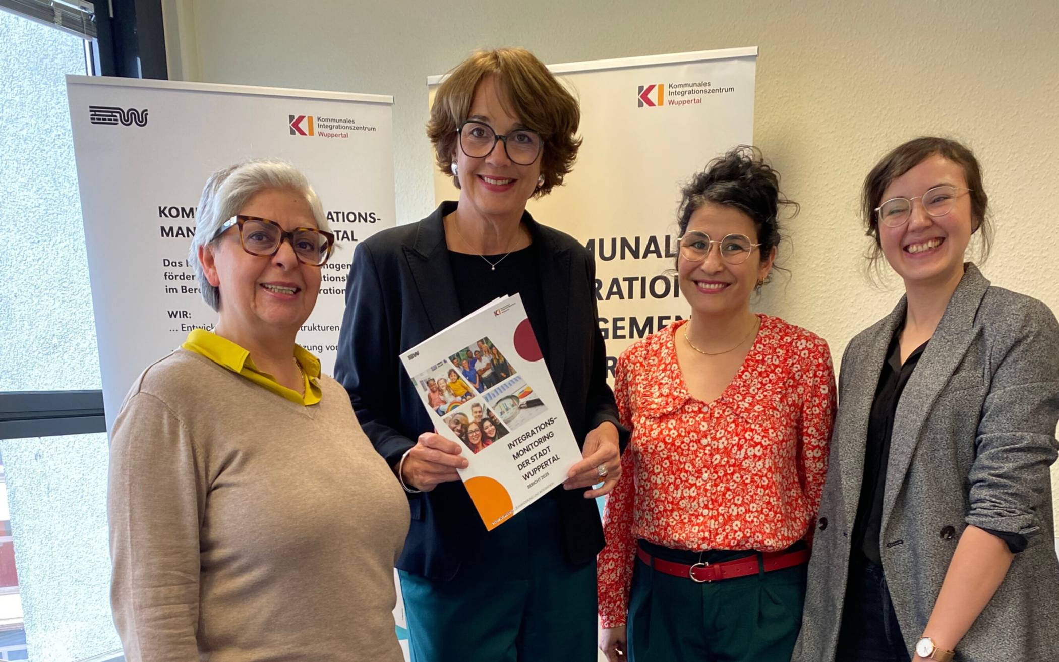 Bei der Vorstellung des Integrationsberichtes (von li.): Integrations-Ressortleiterin Suna Lenz, Sozialdezernentin Annette Berg, Arlin Çakal-Rasch (Leiterin des Kommunalen Integrationszentrums) sowie Integrationsmanagement-Fachreferentin Burcu Künbül.