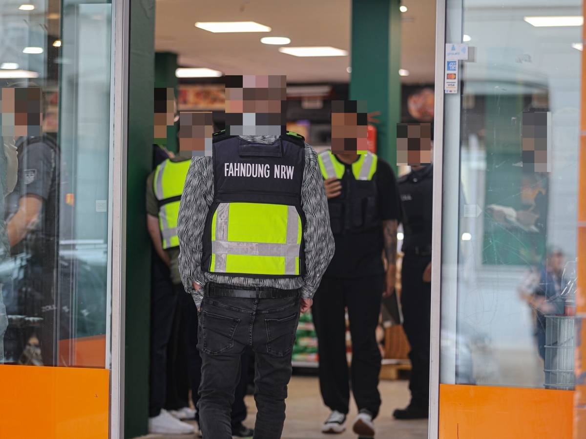 Zoll kontrolliert Geschäfte
