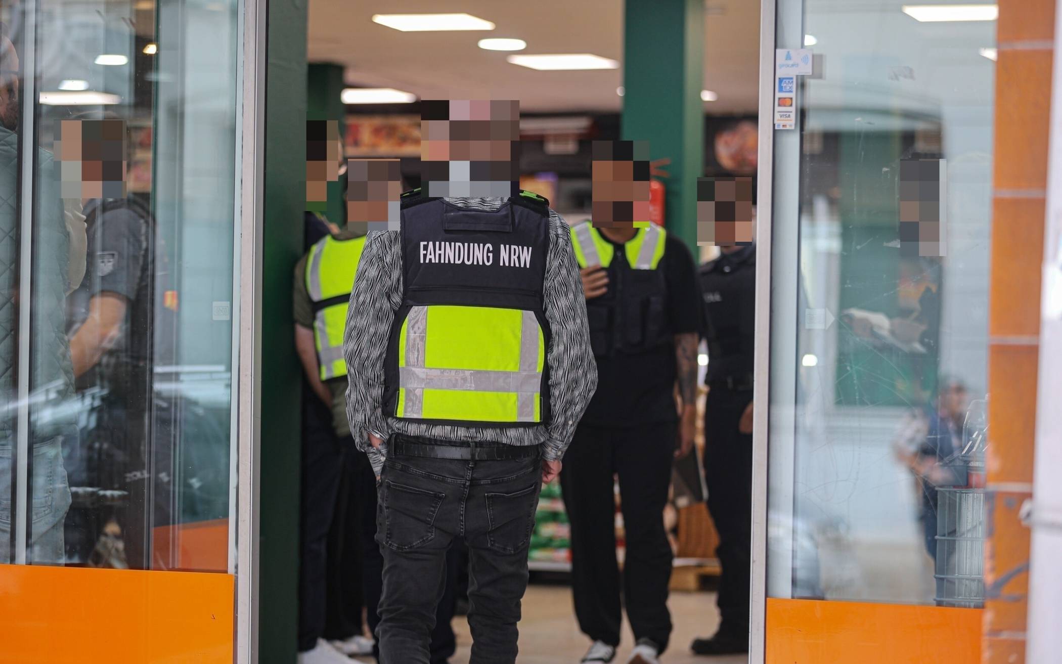 Bilder: Zoll kontrolliert Geschäfte in Wuppertal