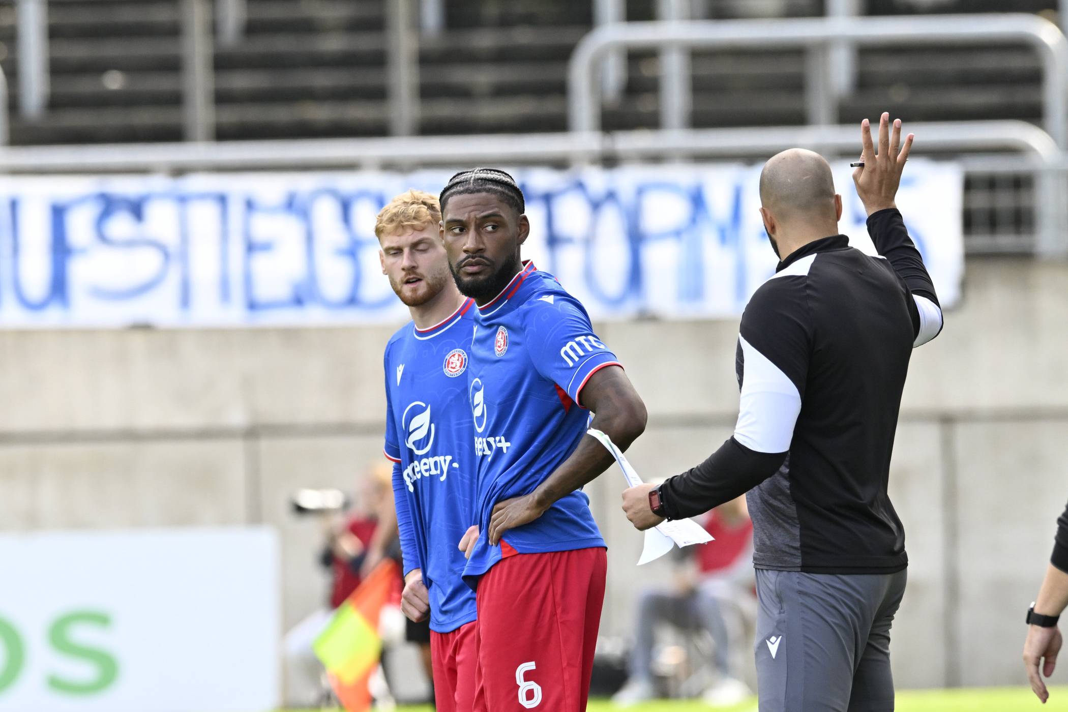 Fritz Kleiner und Jeff-Denis Fehr bei einer Einwechslung.