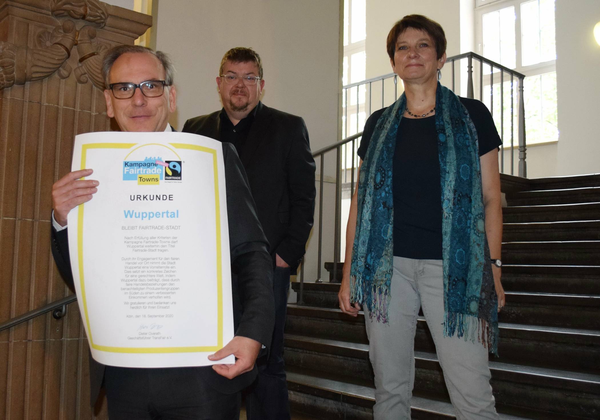 Der ehemalige OB Andreas Mucke mit der Urkunde der „Fair Trade Town“.