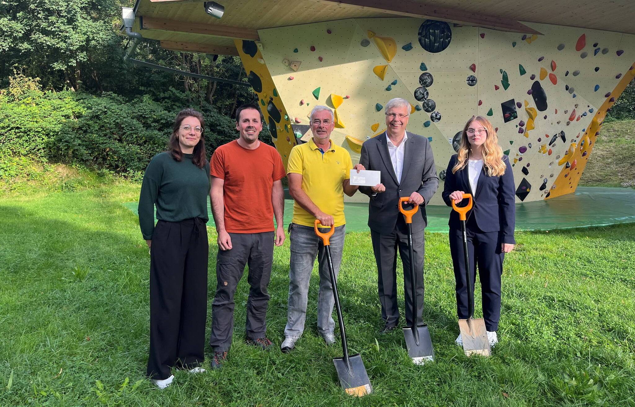 Von li.: Franziska Brener (Geschäftsstellenmitarbeiterin), Manuel