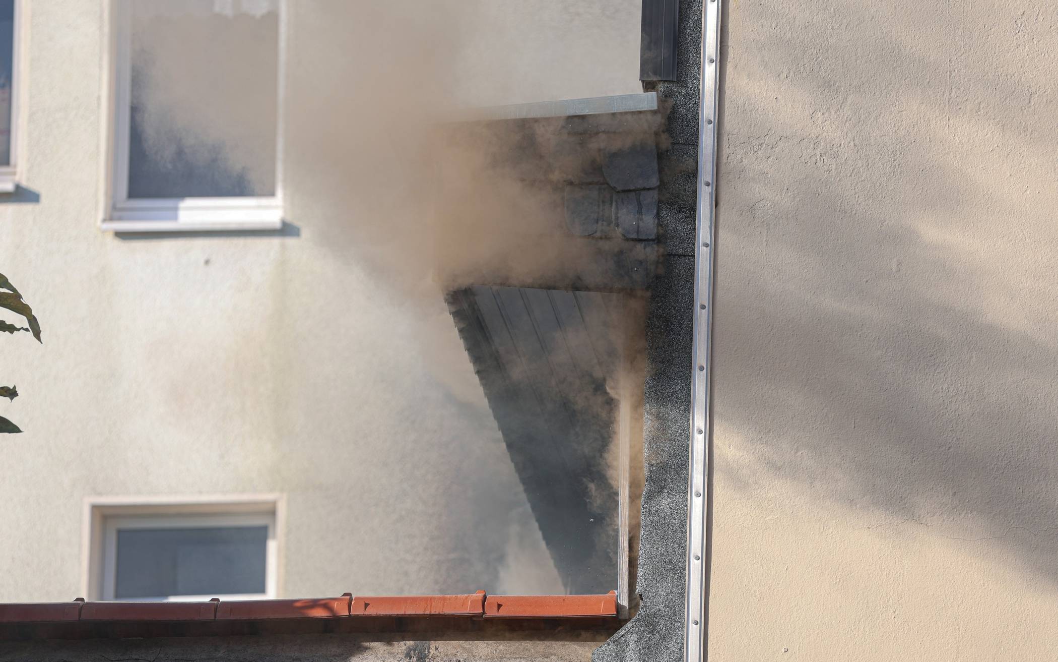 Der Rauch quoll nach außen.