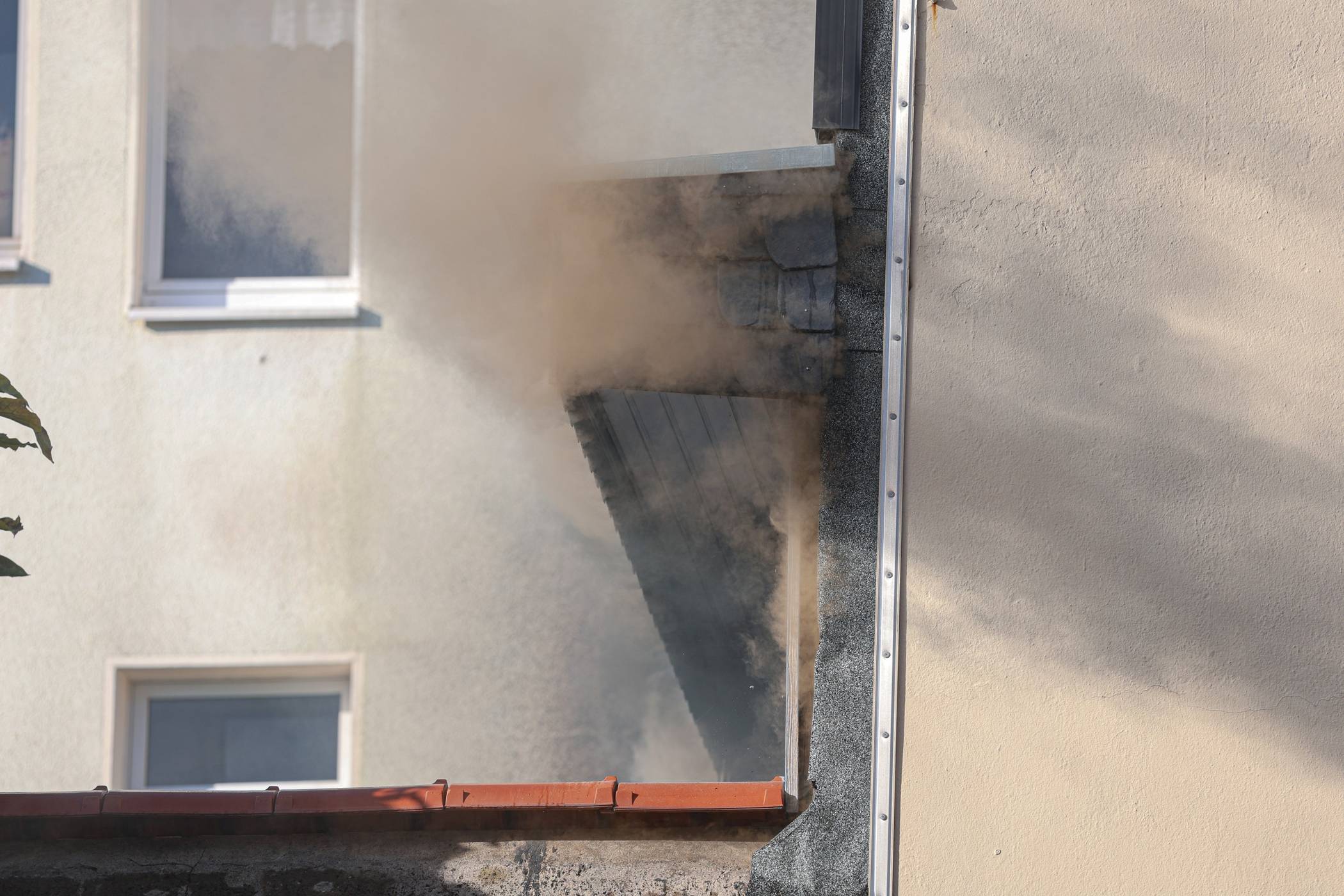 Der Rauch quoll nach außen.