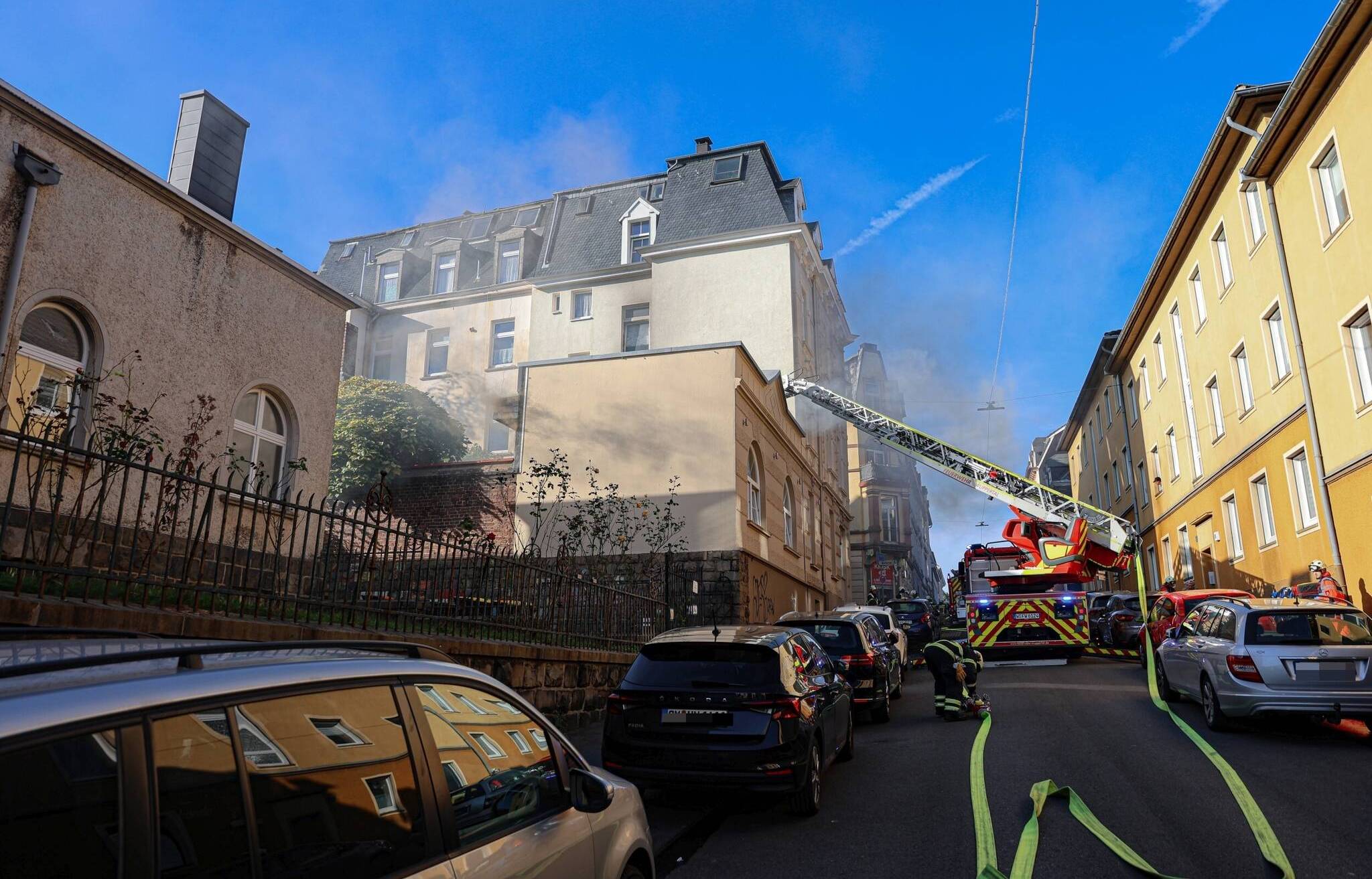 Bilder: Brand auf Flachdach eines Hauses in Wuppertal