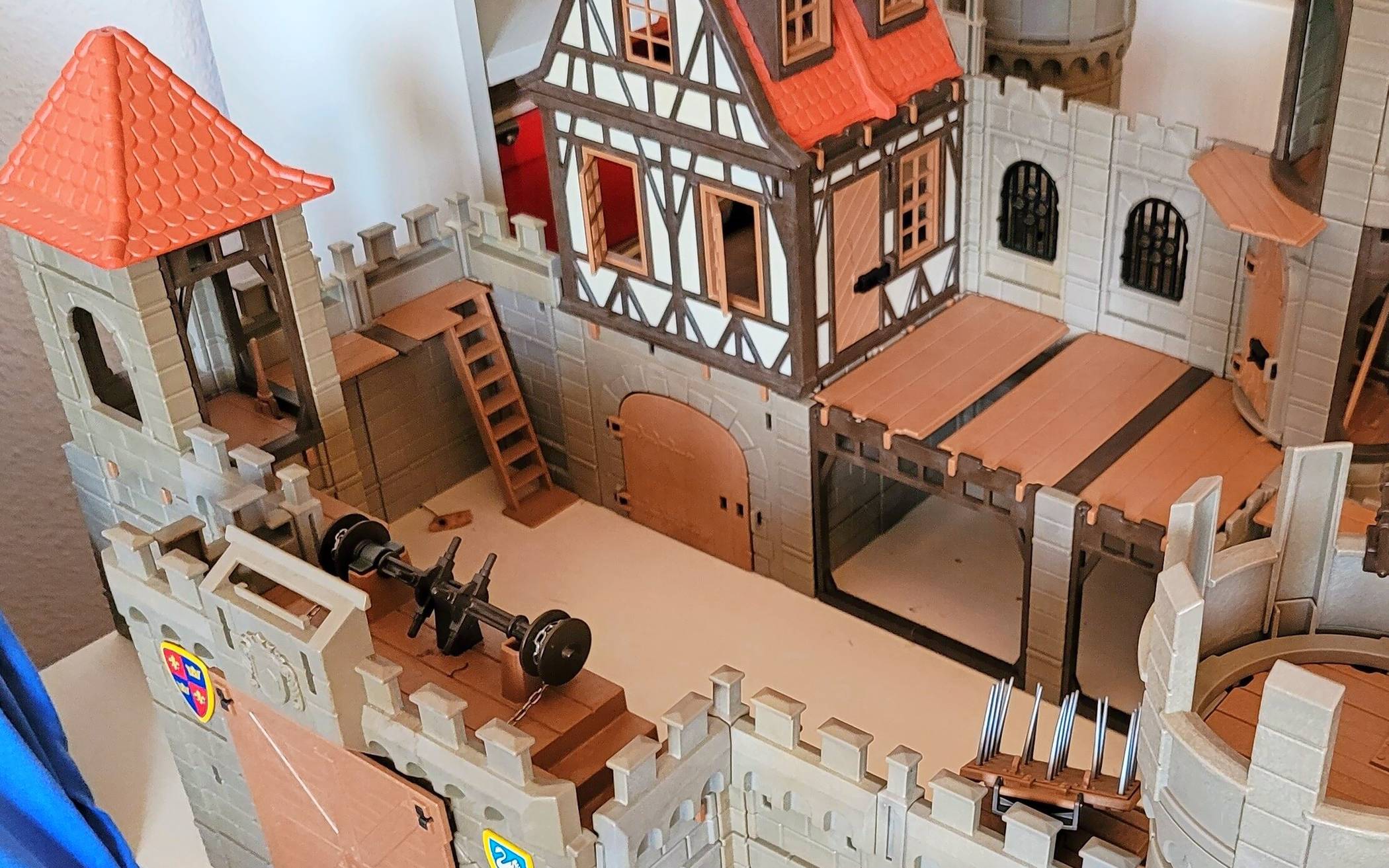  Verblüffende Ähnlichkeit: Burg Playmobil ... 