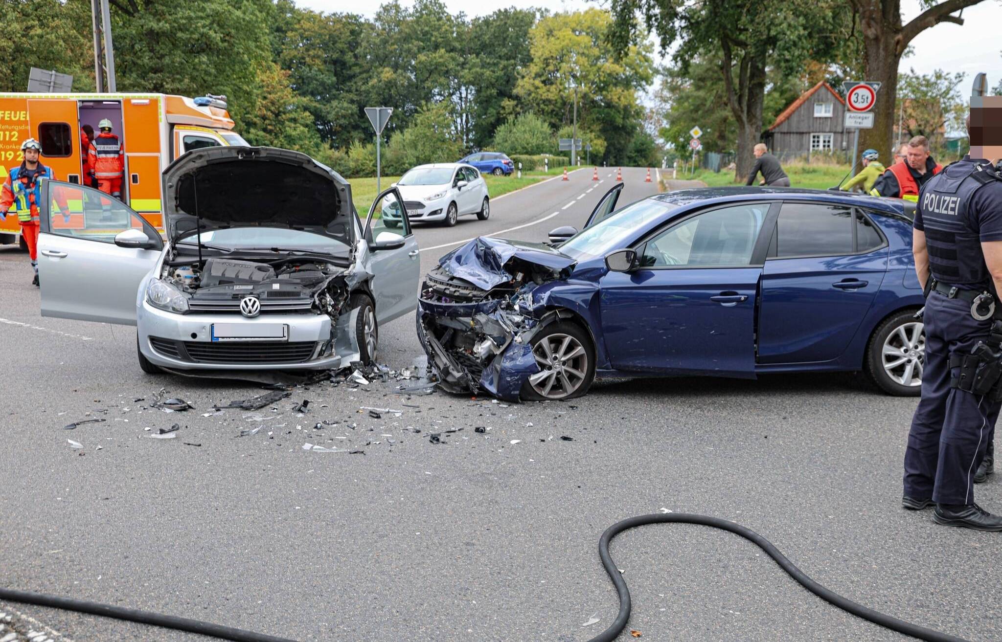 Beide Wagen wurden abgeschleppt.