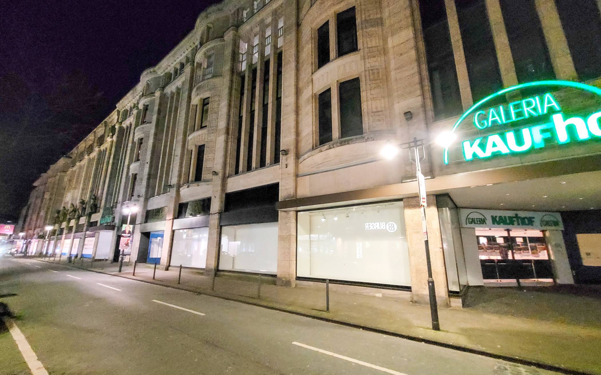 Die Schaufenster an der Neumarktstraße (Archivbild).