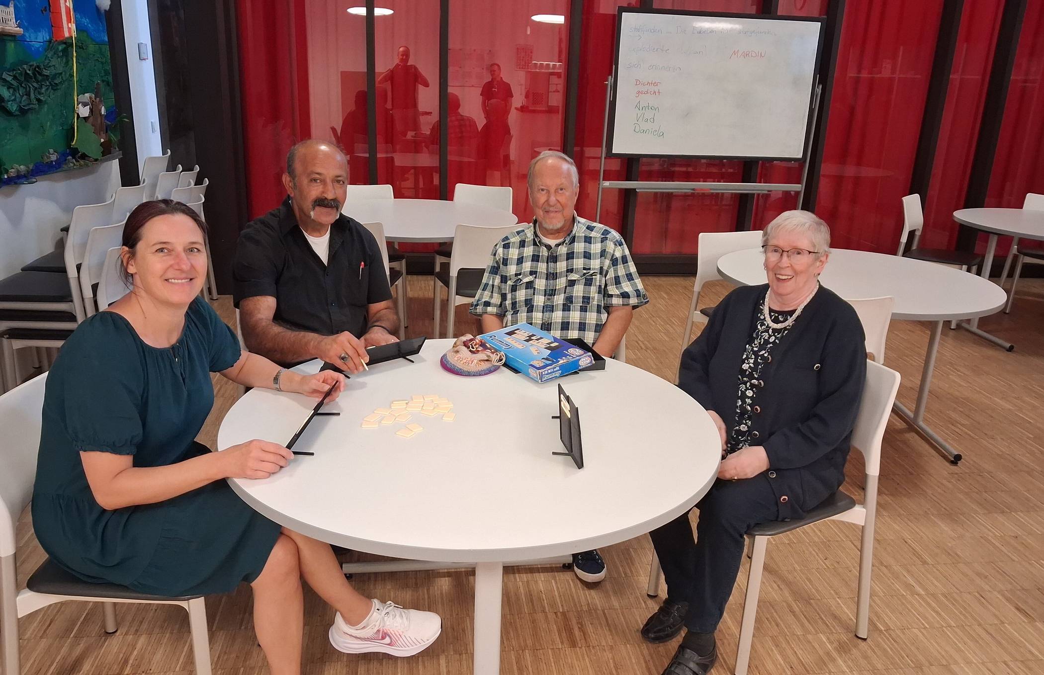 Sandra Ifang (li.) mit Teilnehmerinnen und Teilnehmern des Spielecafés.