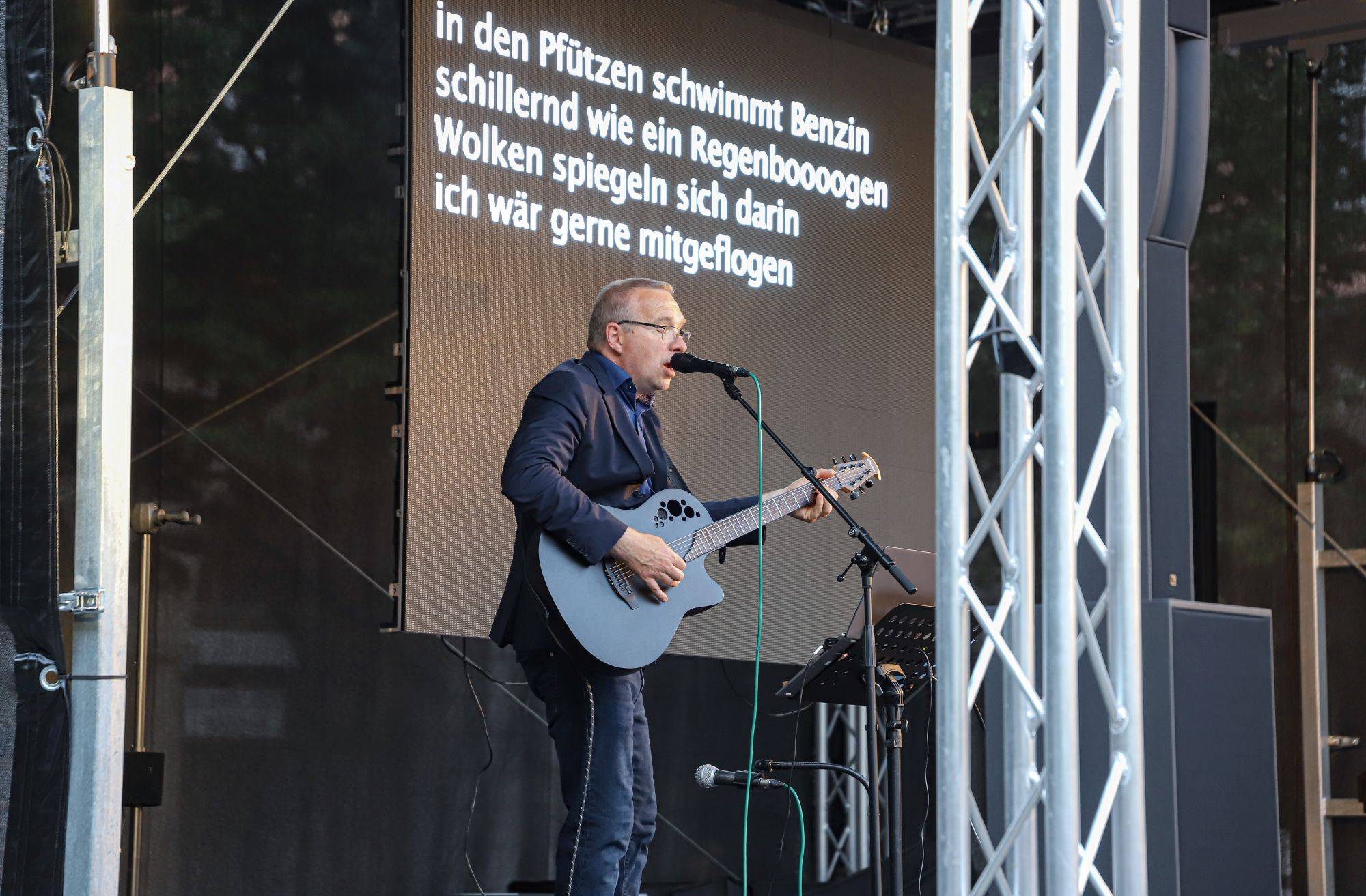 Der Text muss nicht mitgebracht werden