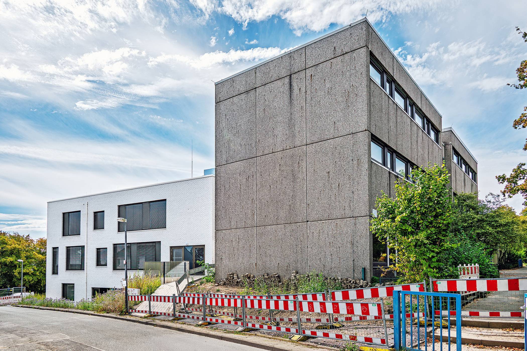 Der Neubau ist fertig, der Altbau wird entfernt.