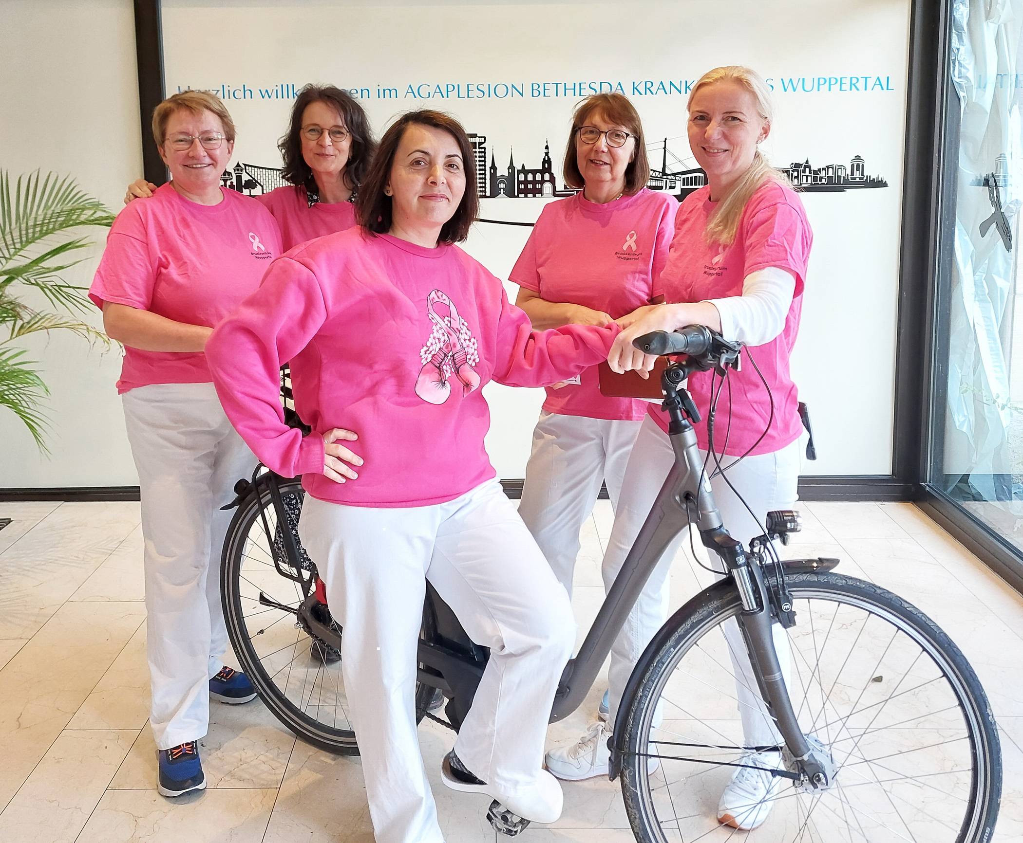 Das Team des Brustzentrums am Bethesda freut sich, wenn viele Interessierte am 4. Oktober bei der Wuppertaler „Pinktober-Schleifentour“ mitradeln.