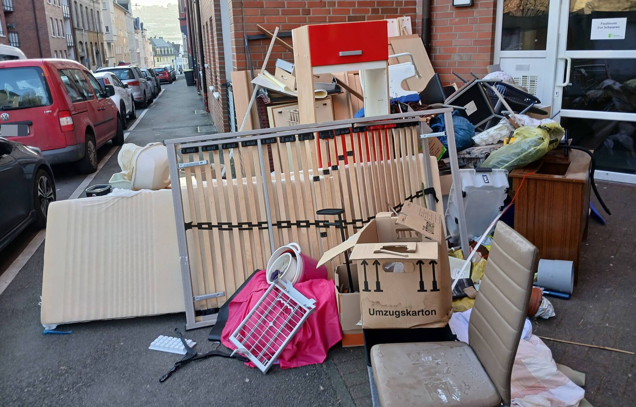Sperrmüll in der Straße Zur Scheuren