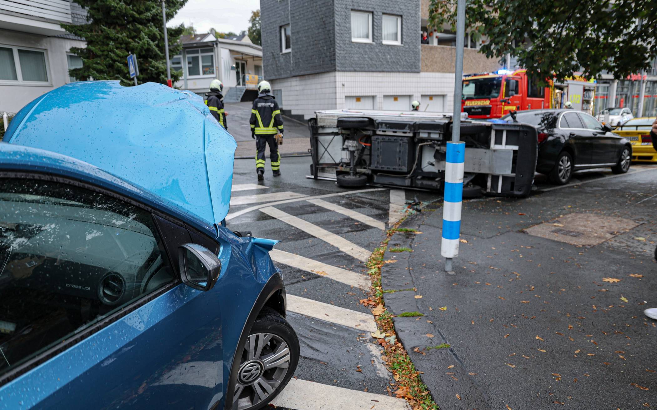 Beide Fahrzeuge mussten abgeschleppt werden.