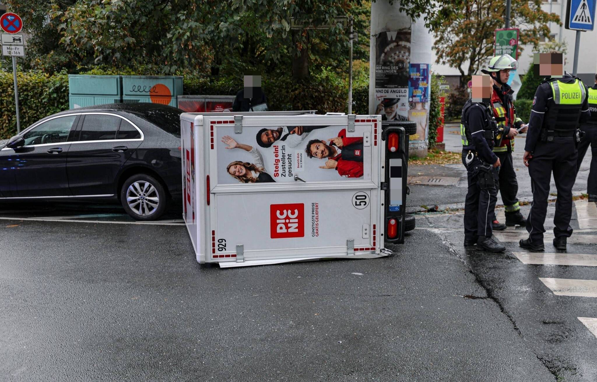 Bilder: Lieferwagen musst aufgerichtet werden