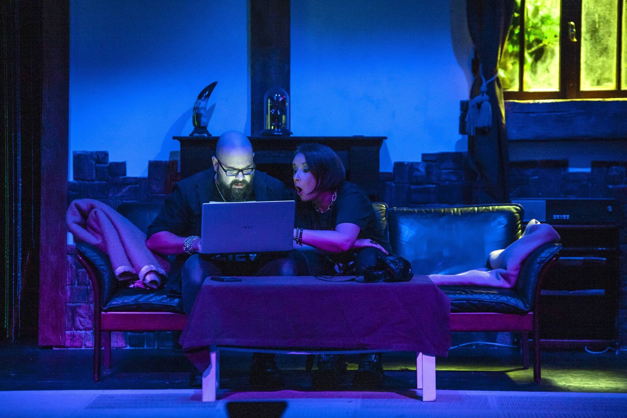 Daniela Stibane als Lila und Moritz Dee in der Rolle des Nick in "Jessi" im Taltontheater.