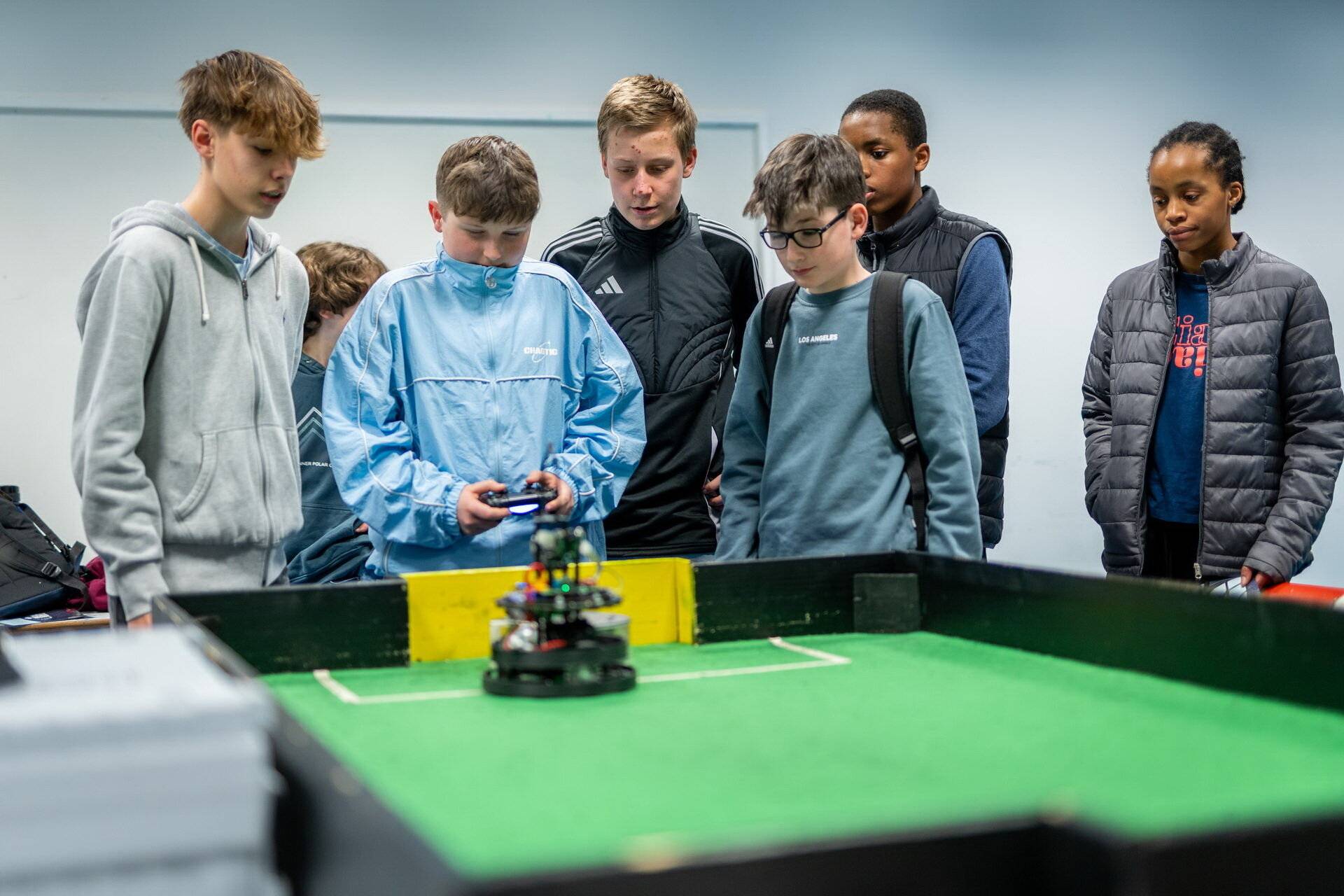  Bei der Forschernacht im März 2025 öffnete die Junior Uni abends für Jugendliche ihre Türen und unterhielt mit spannenden Mitmach-Aktionen, wie zum Beispiel dem Roboter-Fußball. 
