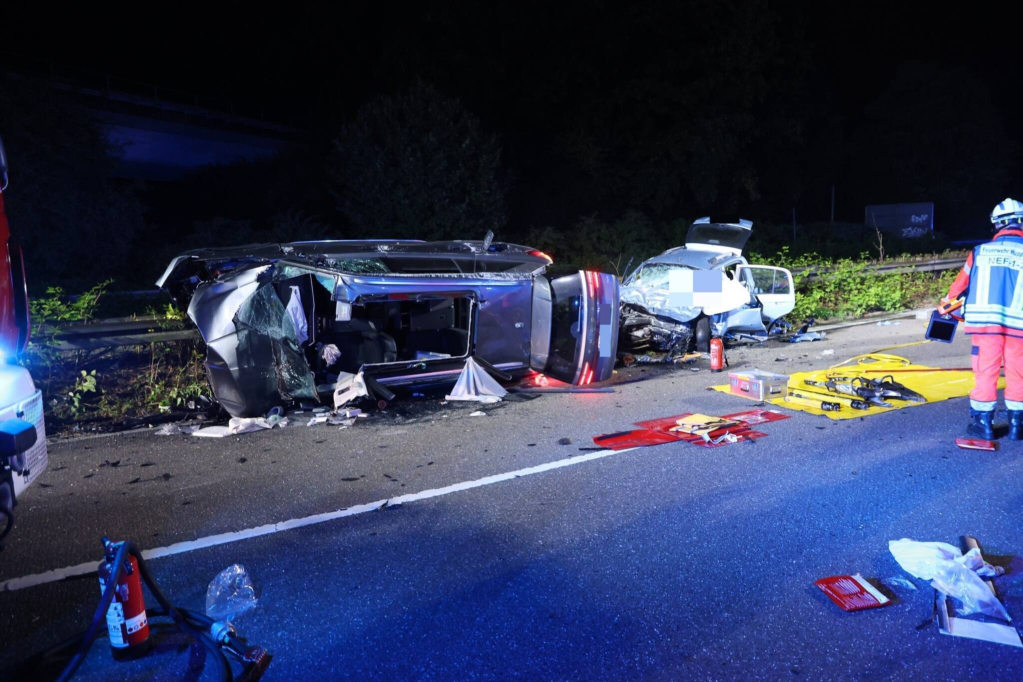 In dem Wagen rechts starb eine Person.