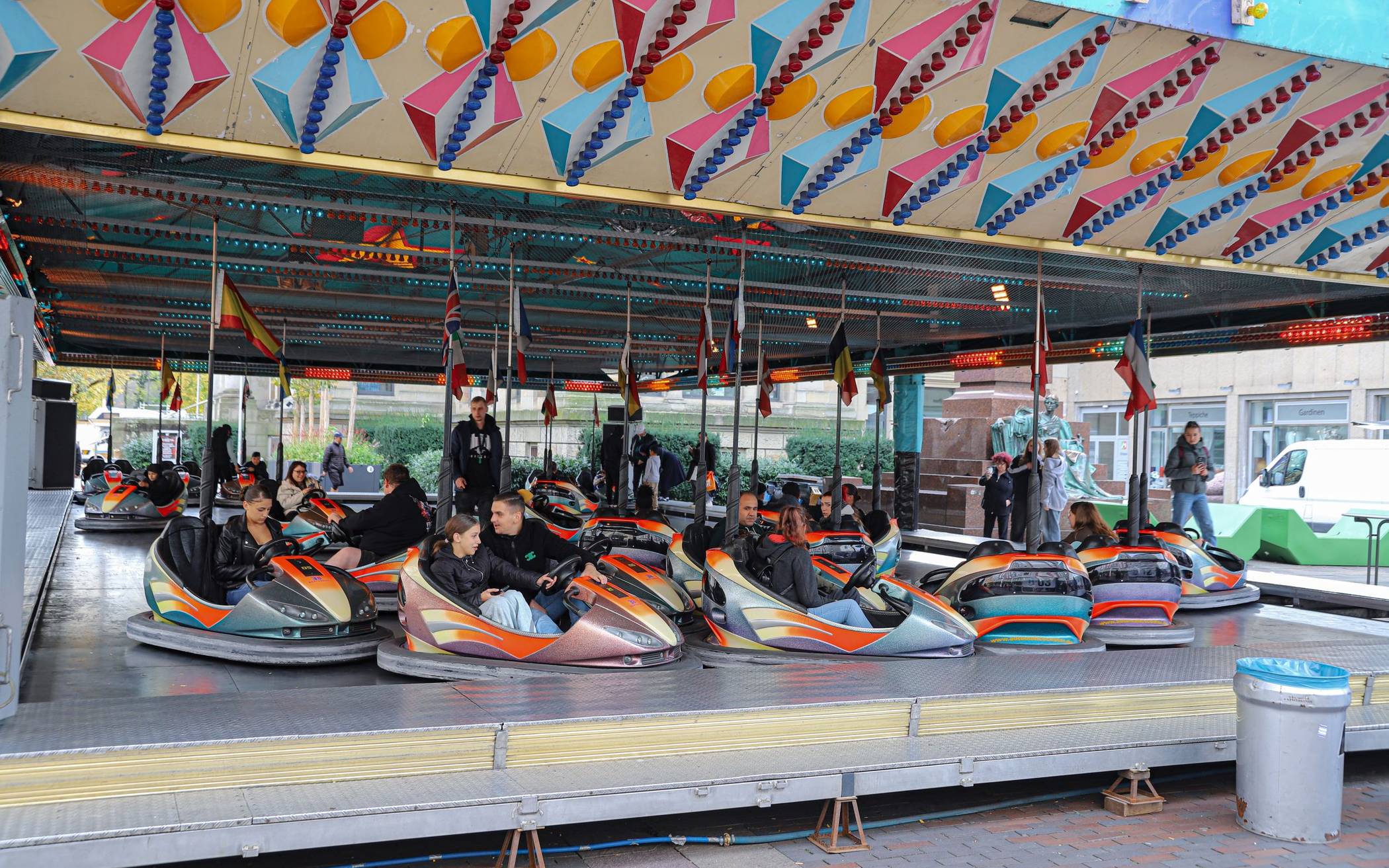 Der Autoscooter auf dem Geschwister-Scholl-Platz im