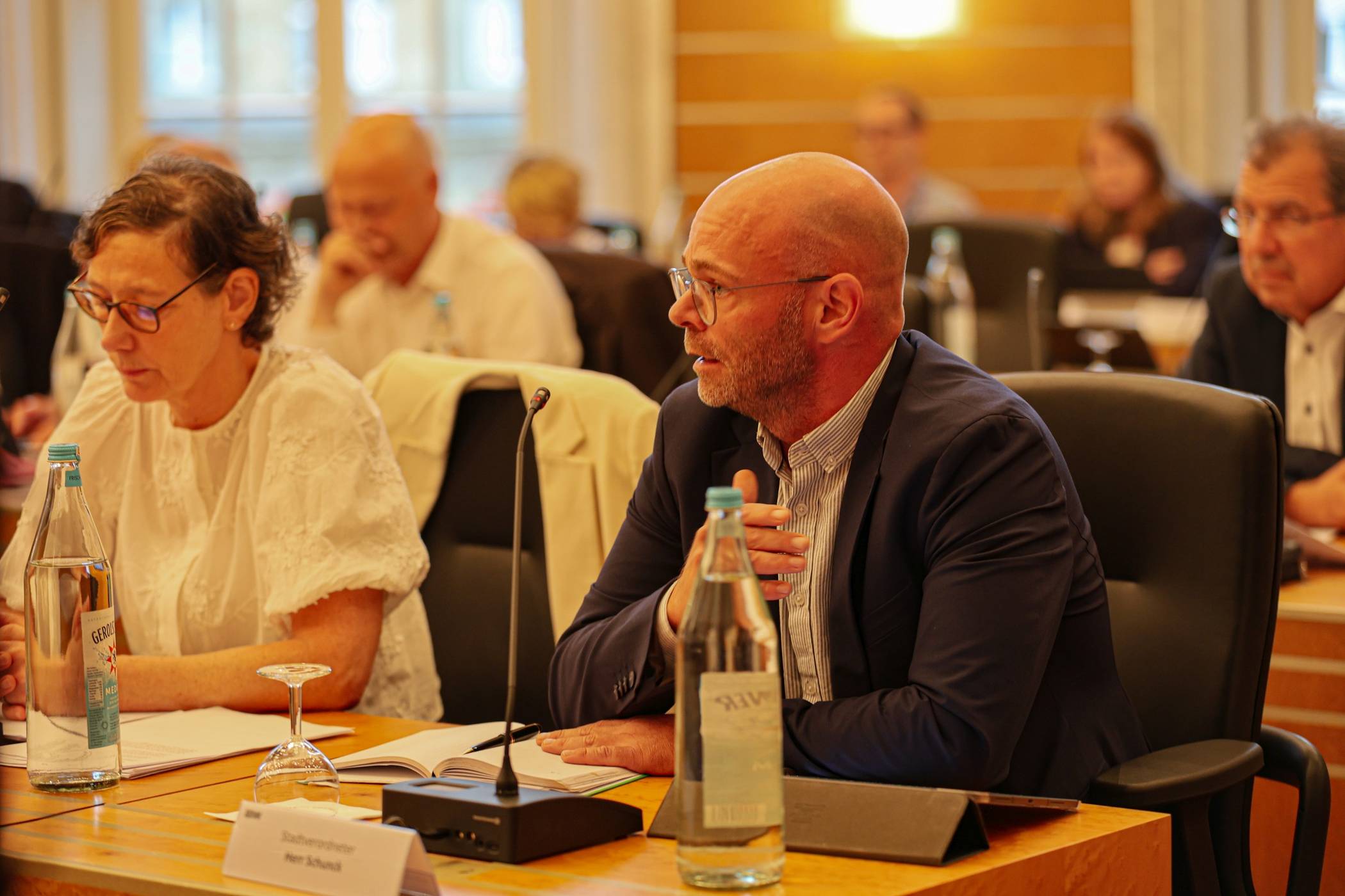 Karin van der Most und René Schunck bei der Ratssitzung im Juli.