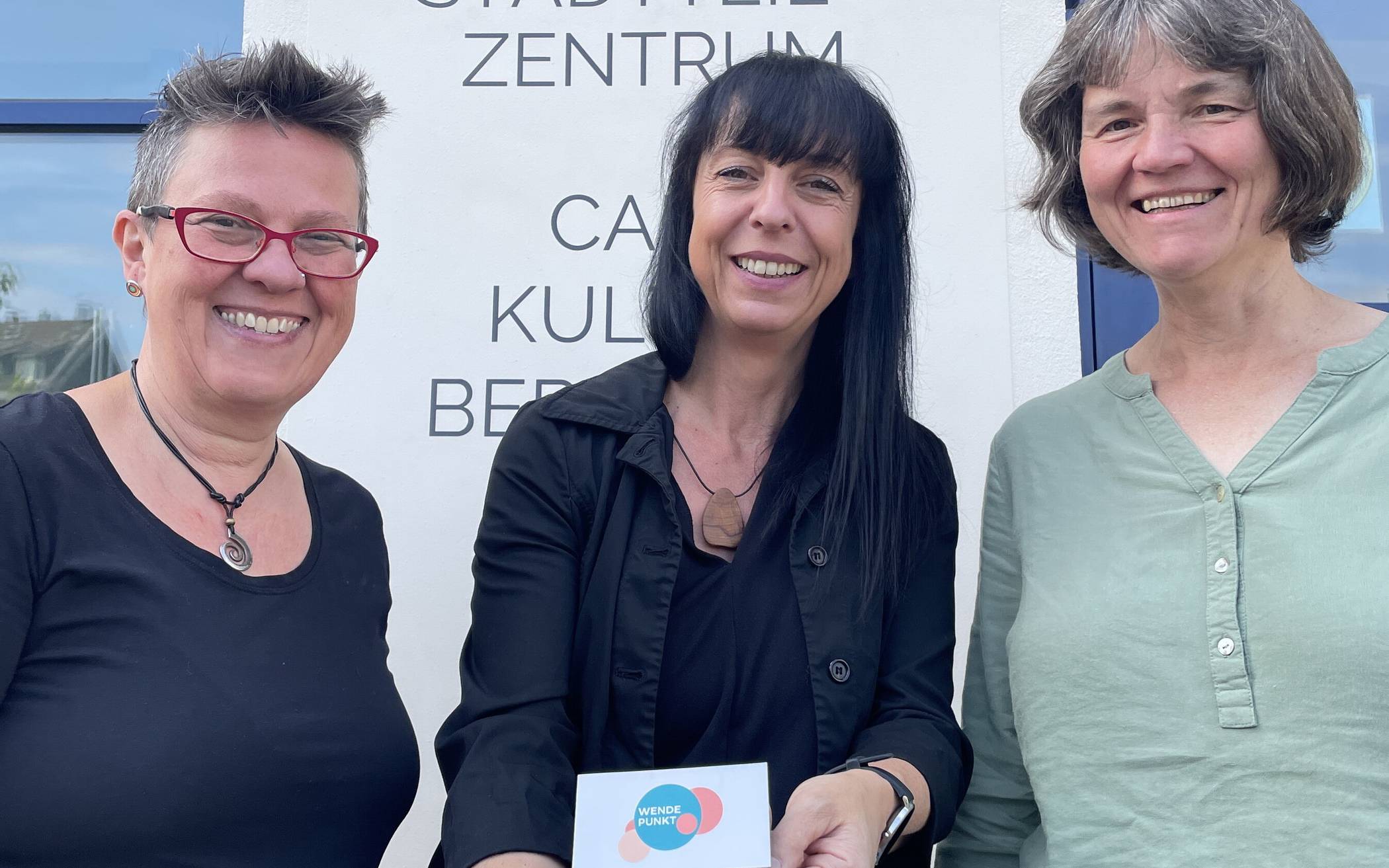 Die Mitarbeiterinnen mit einer Broschüre in einfacher Sprache.