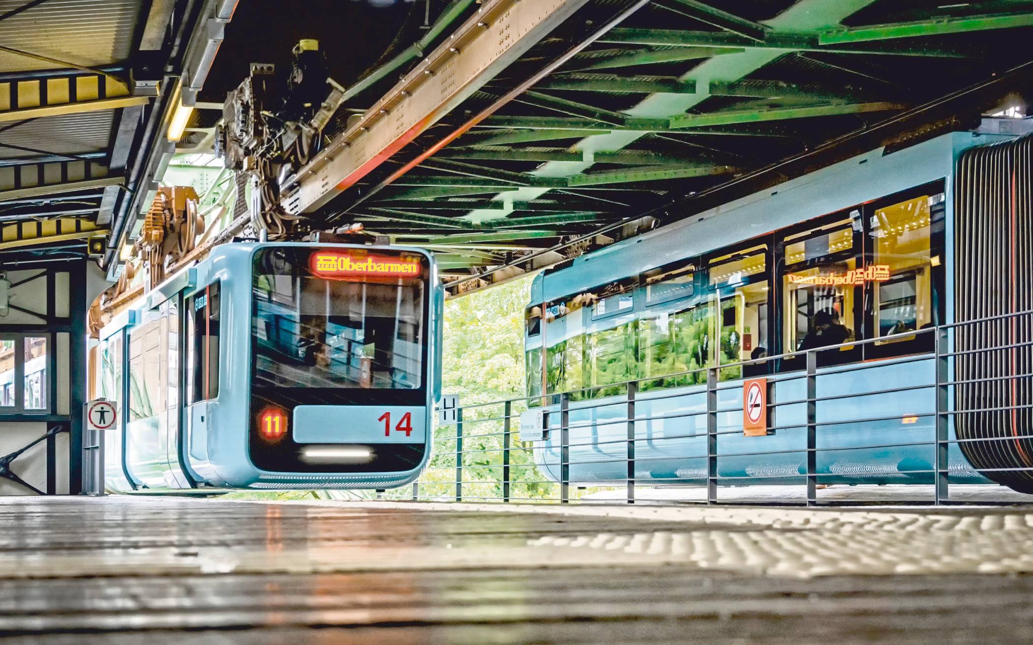 "Treffen sich zwei Schwebebahnen" von Bettina...