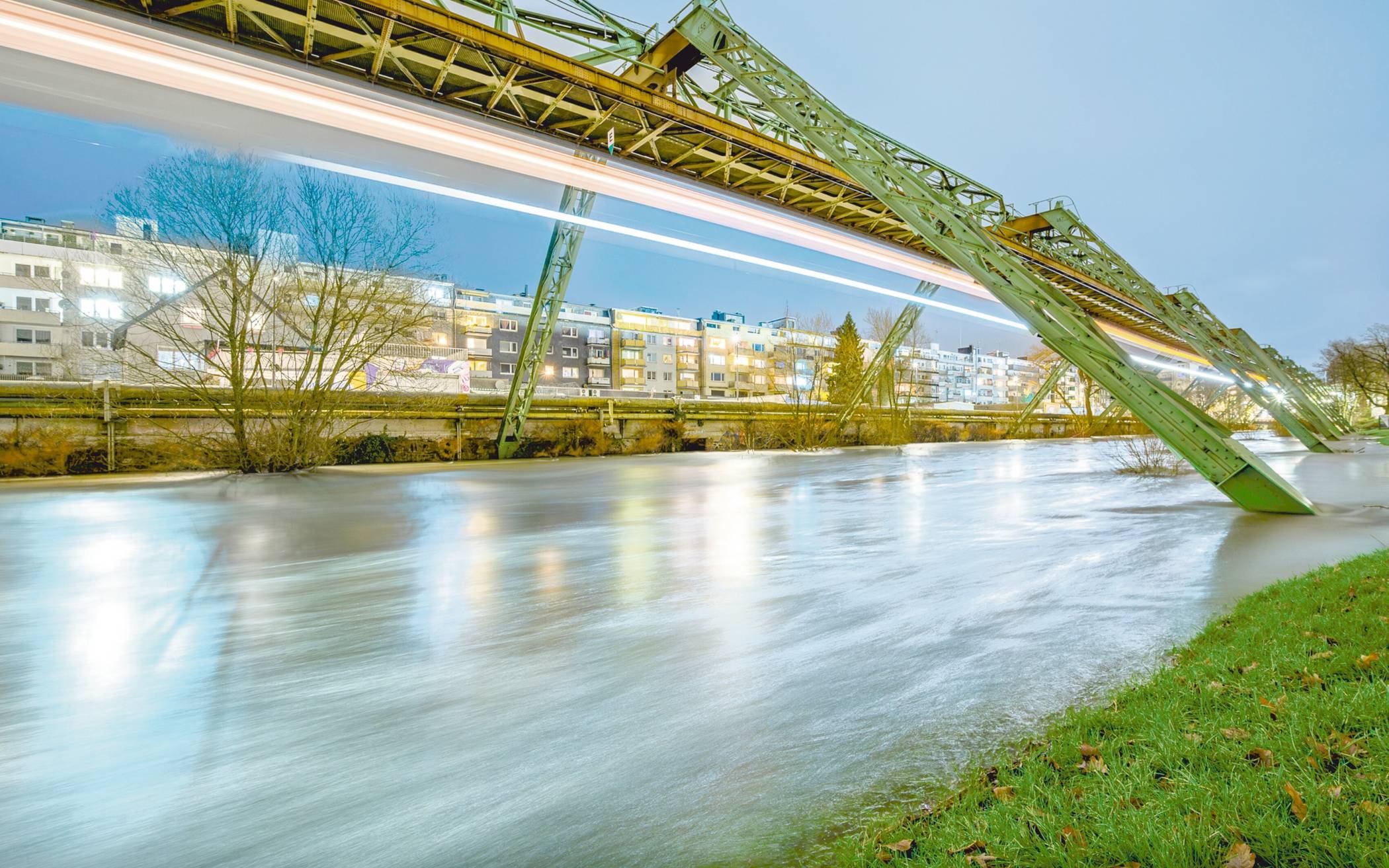 "Hochwasser Schwebebahn - Blaue Stunde" von Uwe...