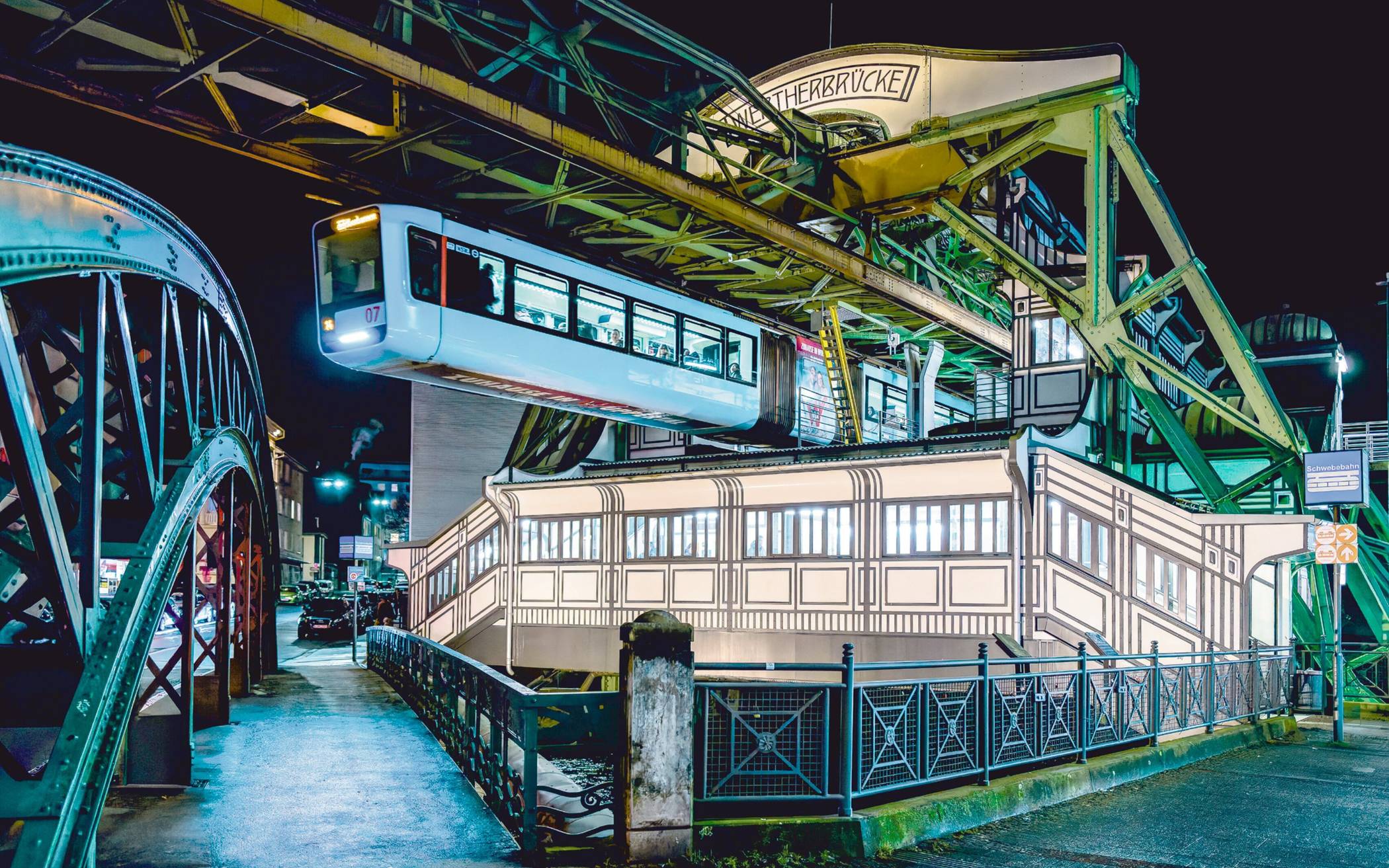 "Am späten Abend an der Station Werther Brücke" von Karsten...