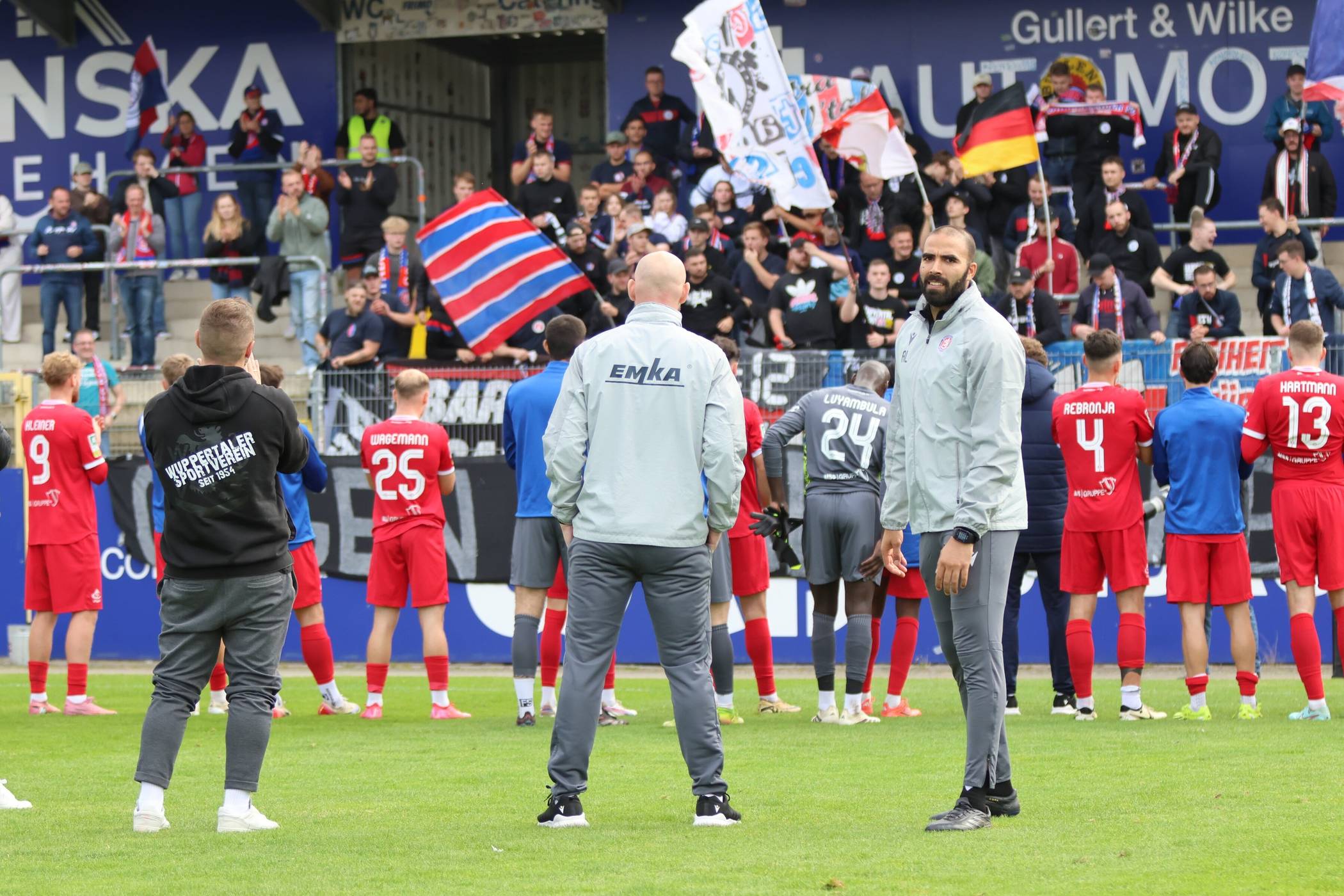 Mannschaft und Trainerteam feierten in Lotte gemeinsam mit den Fans.
