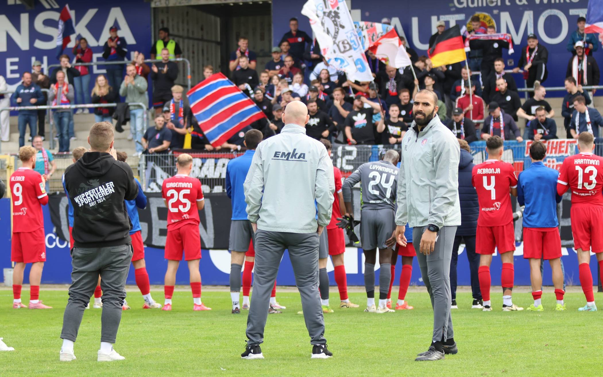 Mannschaft und Trainerteam feierten in Lotte