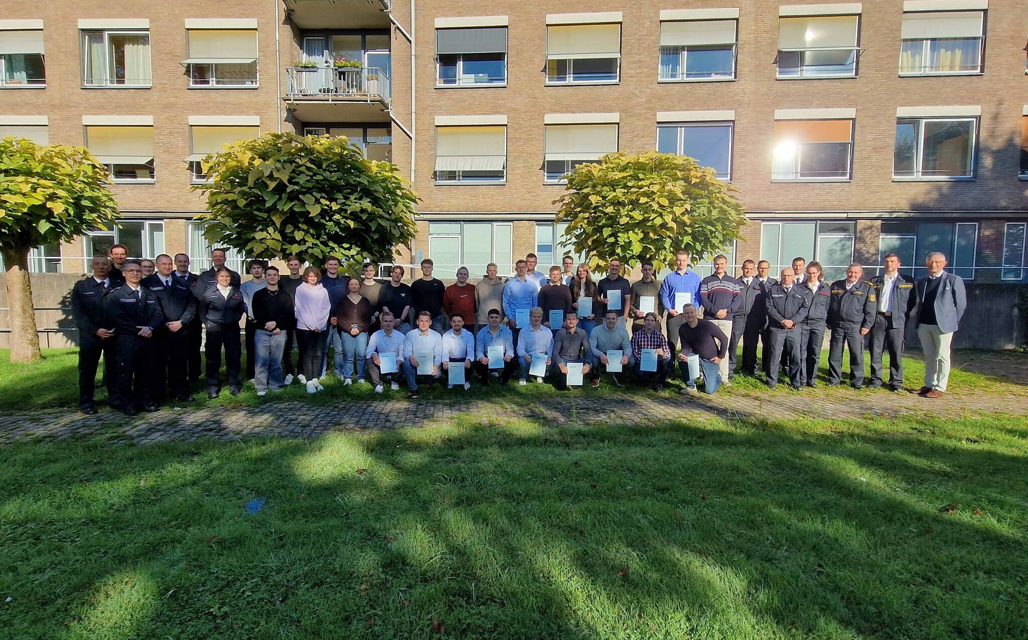 Die neuen Auszubildenden der Feuerwehr mit