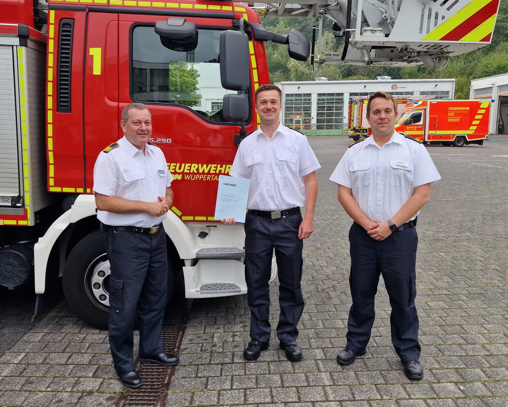 Von li.: Feuerwehrchef Andreas Steinhard, Brandreferendar Dominik Stellmacher und Dennis Wichert (Abteilungsleiter Technik).