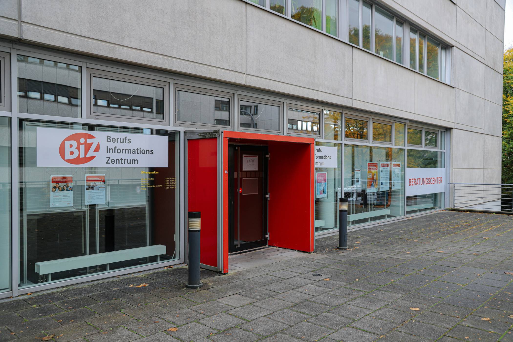 Der Eingang an der Hünefeldstraße.