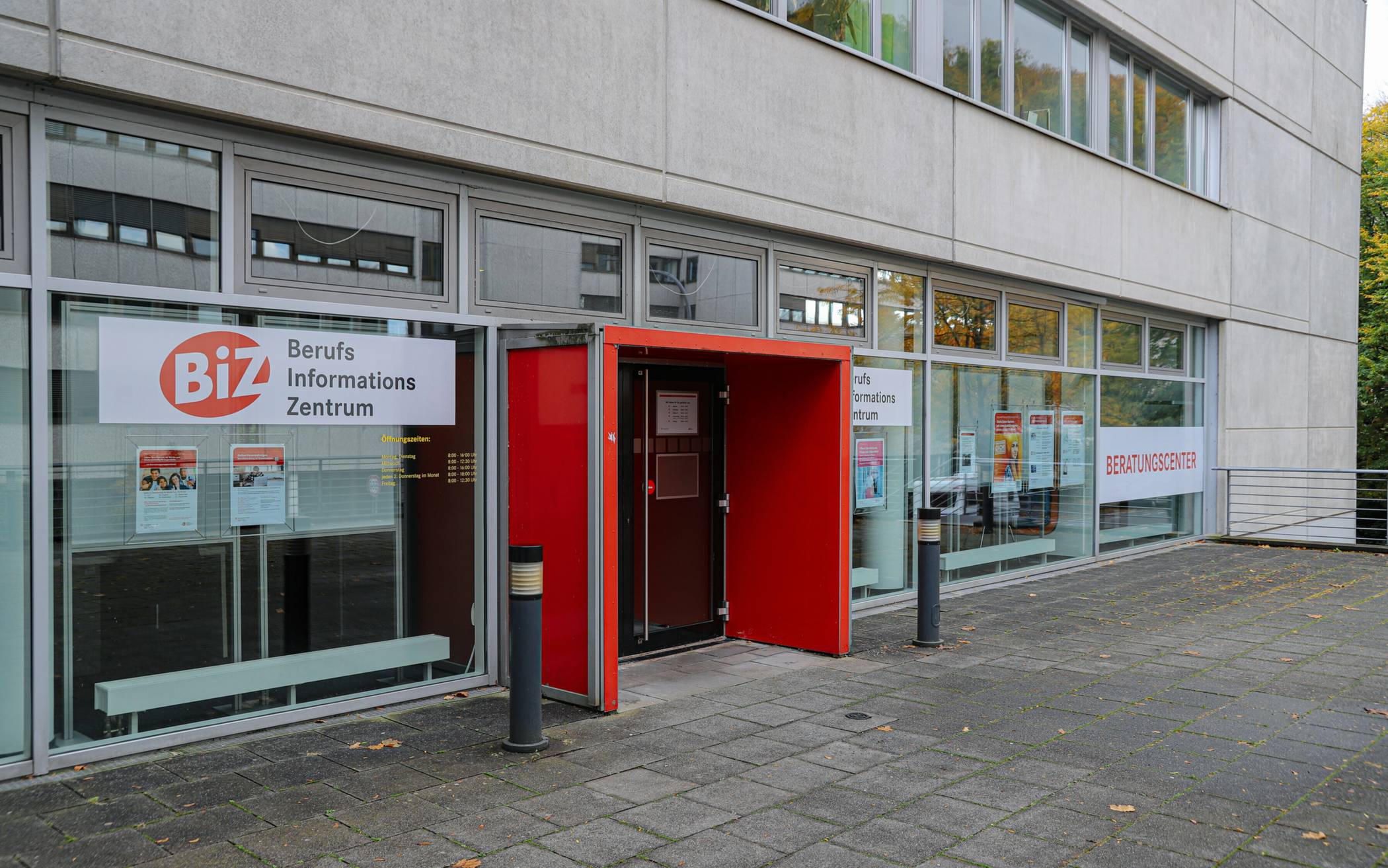 Der Eingang an der Hünefeldstraße.