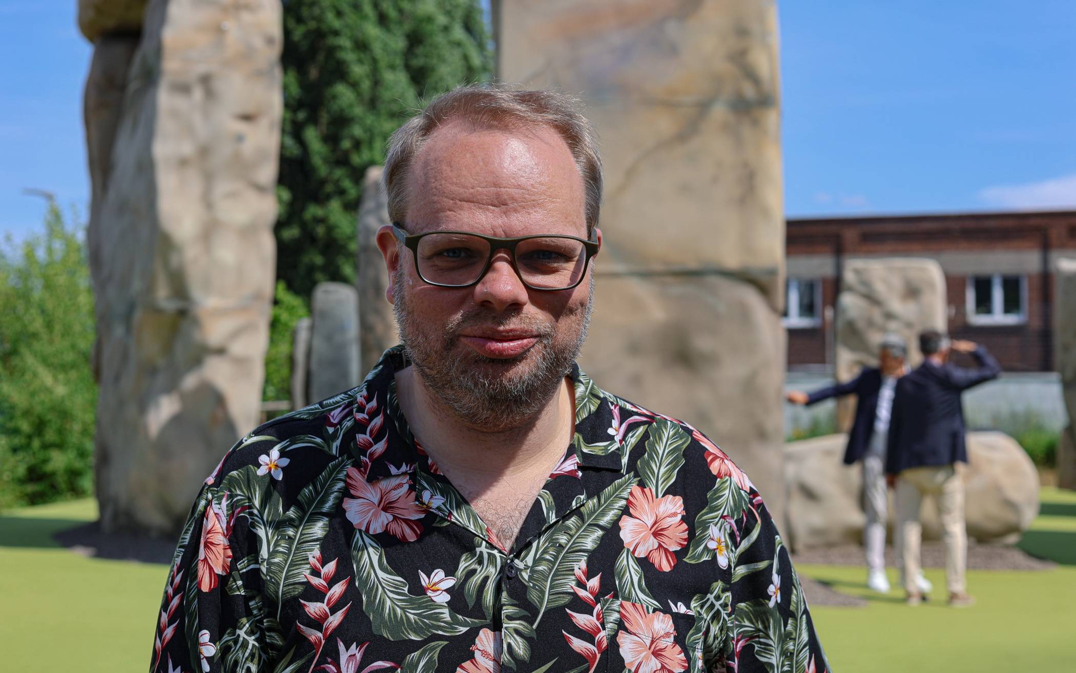 Helge Lindh vor der Stonehenge-Ausstellung am