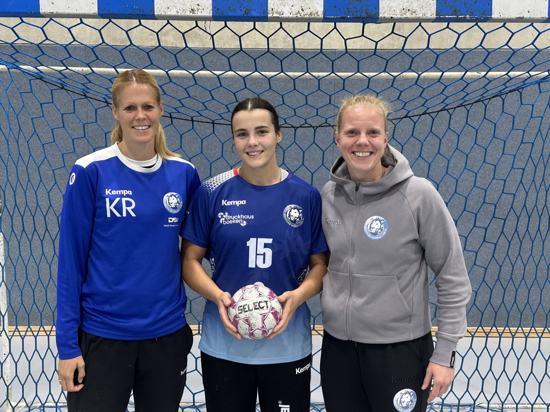 Von li.: Cheftrainerin Kerstin Reckenthäler, Norma Goldmann und Geschäftsführerin Assina Müller.