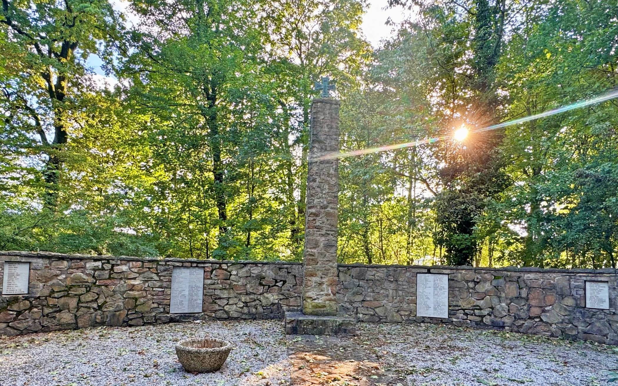 Die gestohlenen Bronzetafeln am Dönberer Ehrenmal