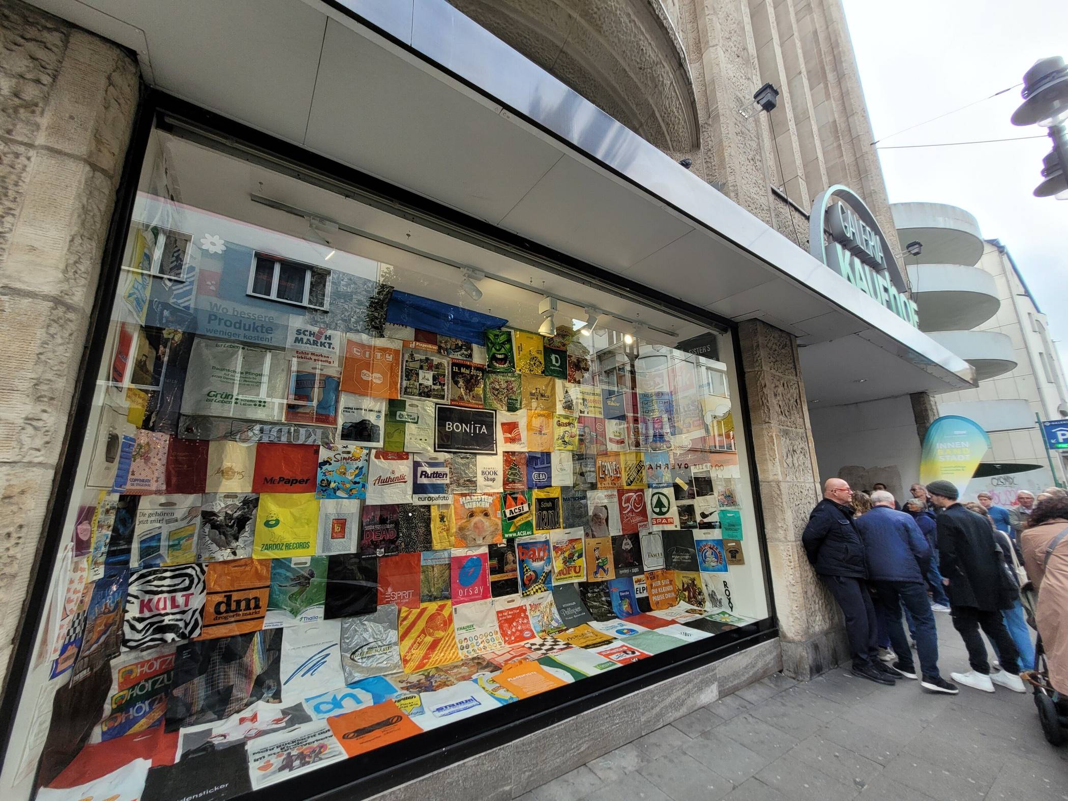 SupaKnut Heimann hat tief in seine Sammlung gegriffen – und jede Menge alter Wuppertaler Plastiktüten in einem Ex-Schaufenster an der Neumarktstraße platziert.