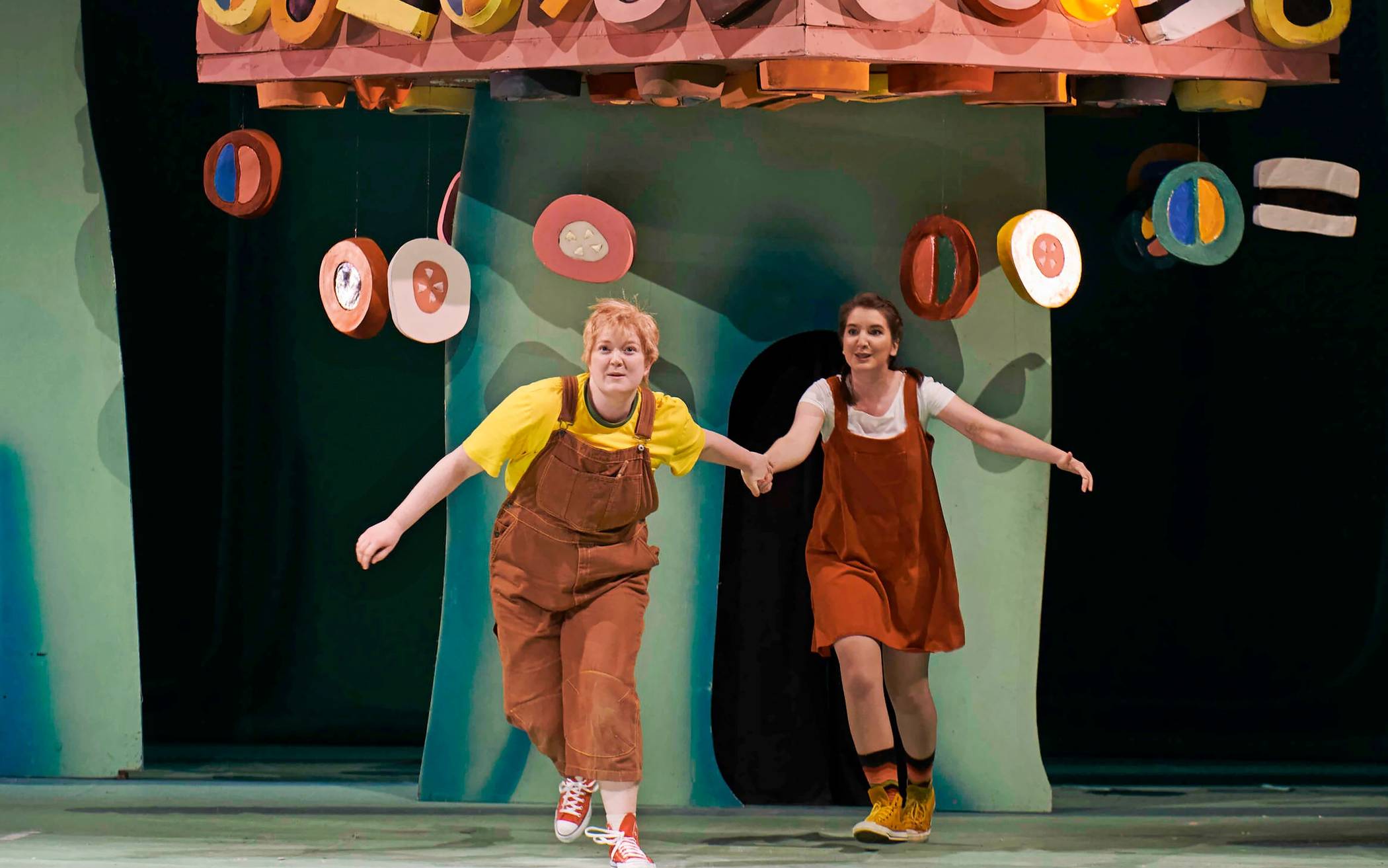  Edith Grossman (li.) als Hänsel und Margaux de Valensart als Gretel.  