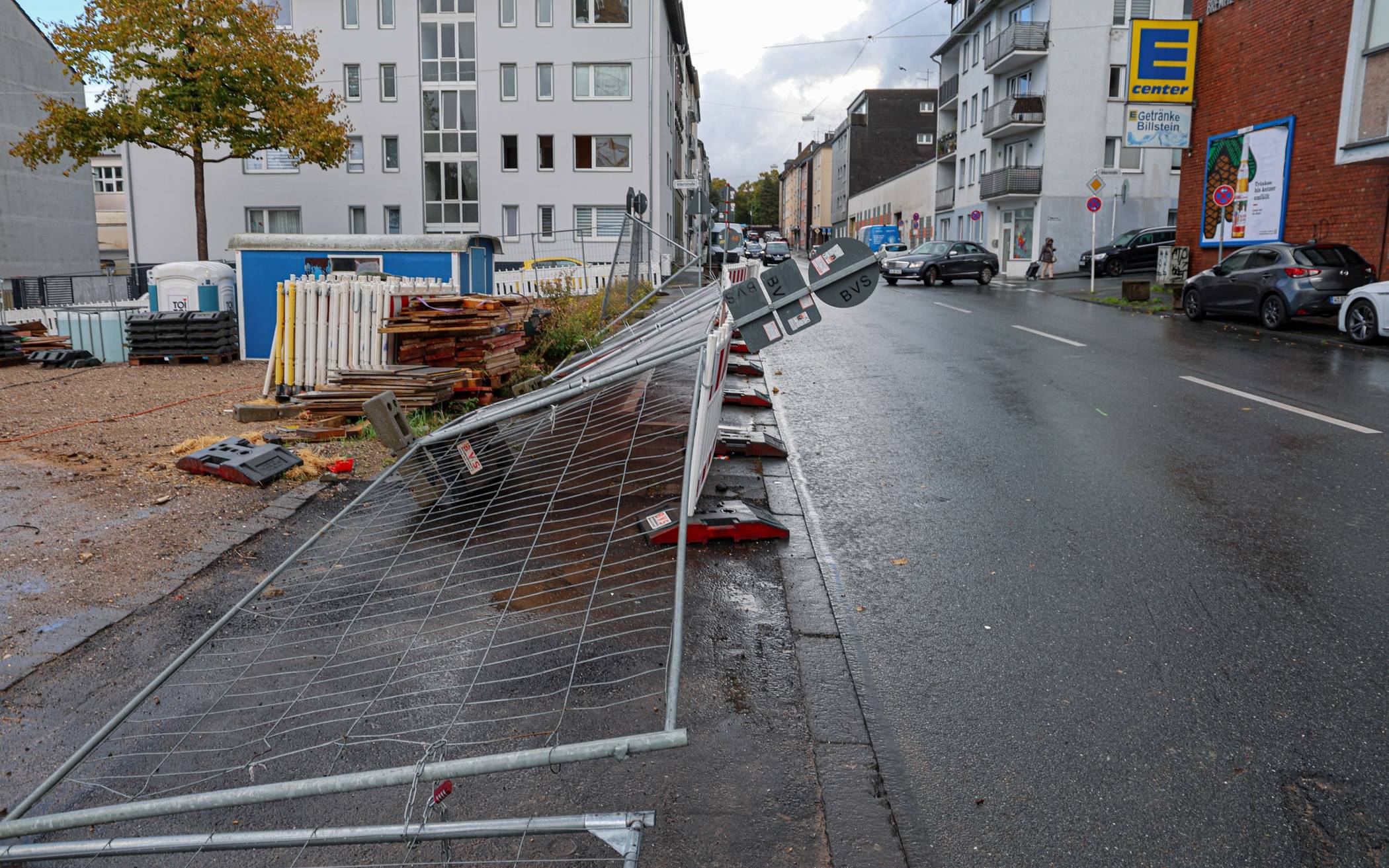 Der umgefallene Bauzaun in der Gewerbeschulstraße.