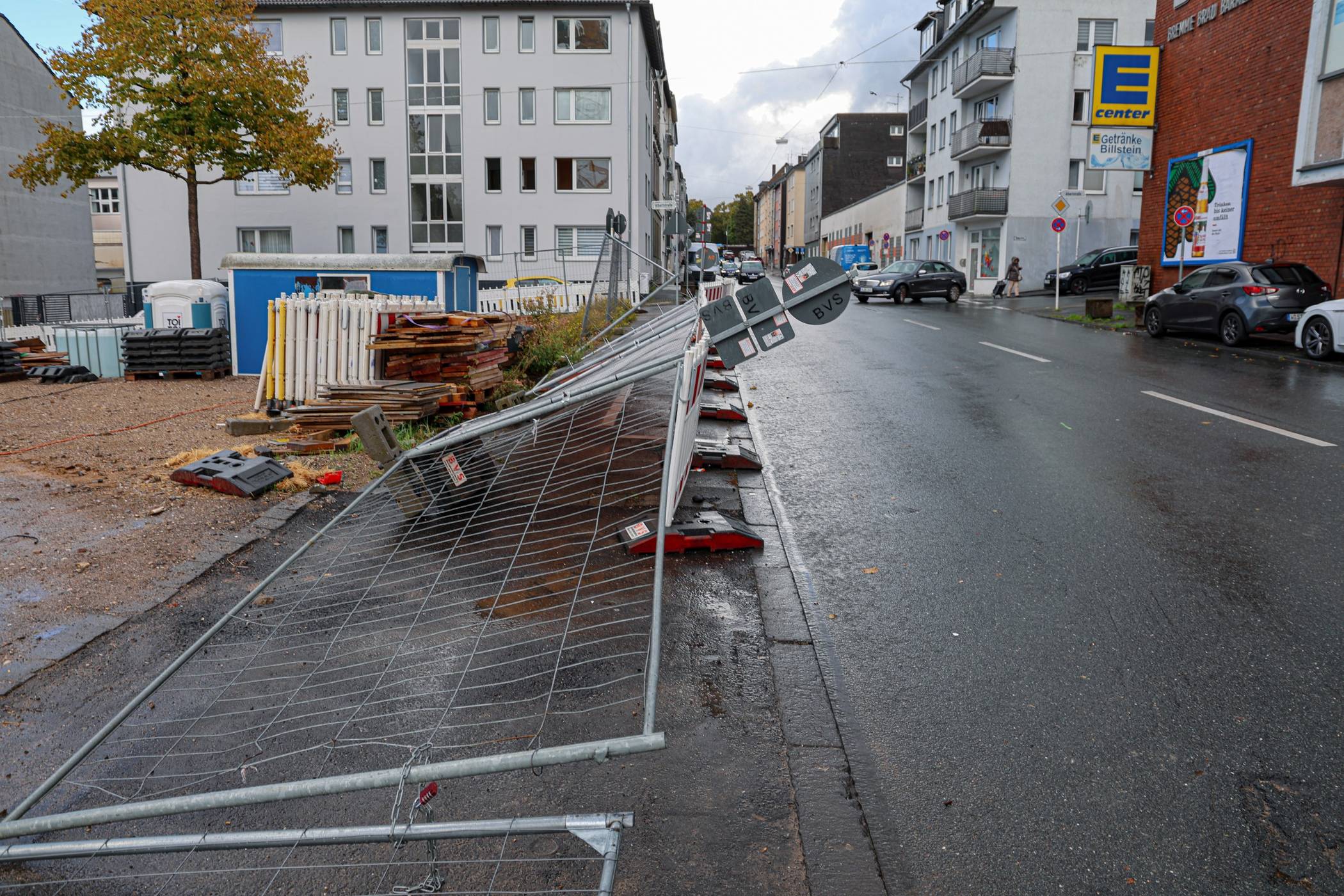  Der umgefallene Bauzaun in der Gewerbeschulstraße. 