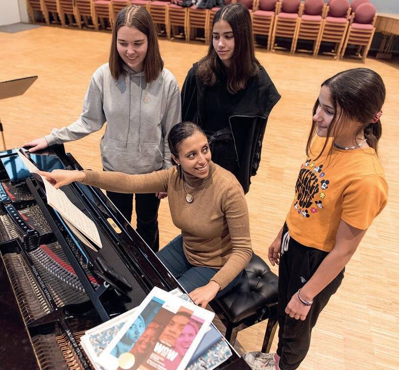 Hayat Chaoui (am Klavier) leitet den