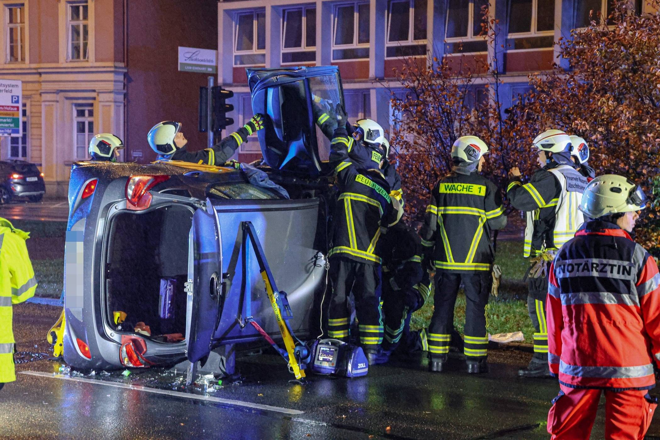 Die Einsatzkräfte bei der Bergung des 82-Jährigen.