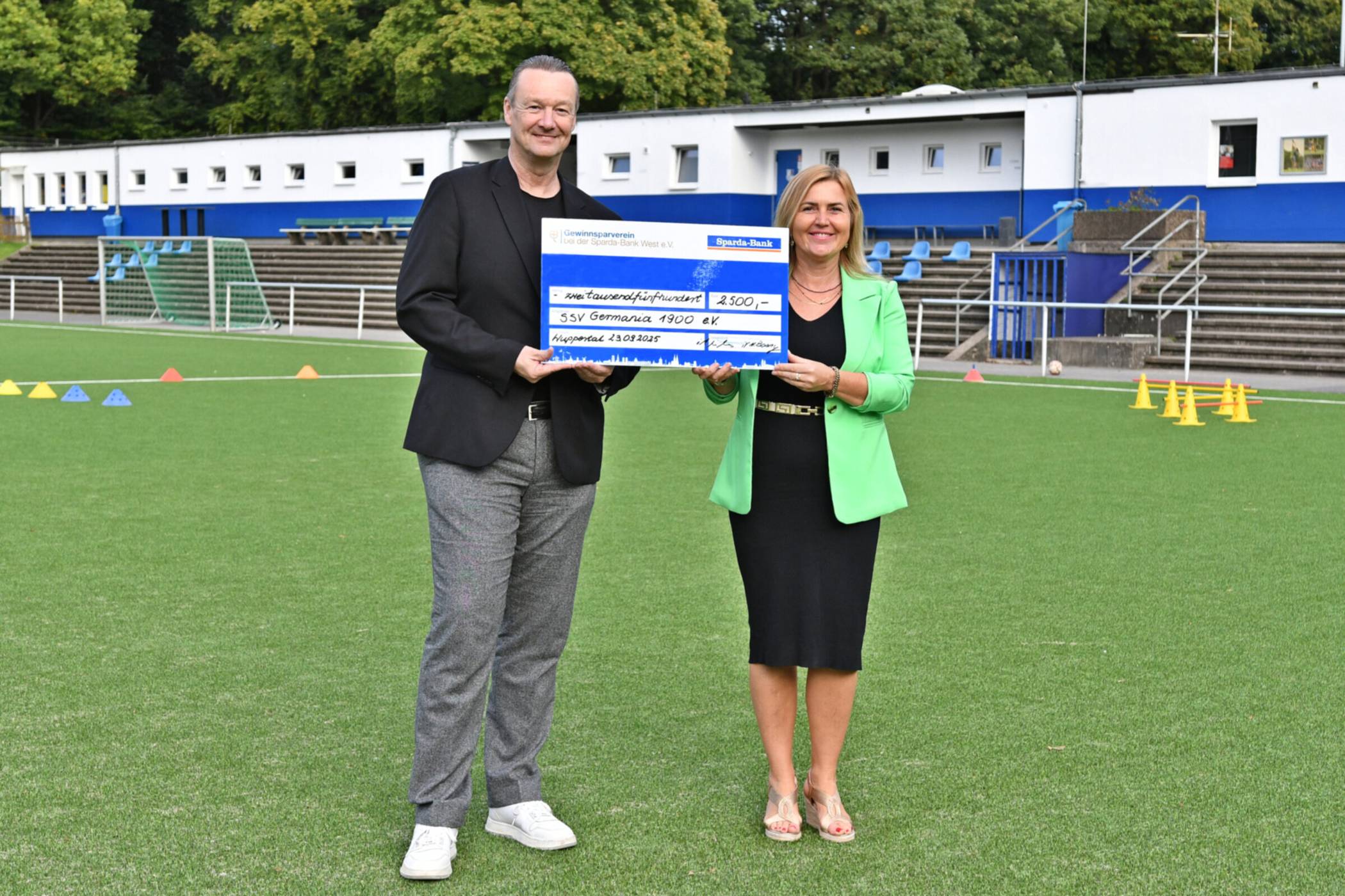  Auf dem Vereinsgelände am Freudenberg überreichte Wioletta Bonny, Filialleiterin der Sparda-Bank in Wuppertal, den symbolischen Scheck an den 1. Vorsitzenden des Vereins, Thomas Janssen. 
