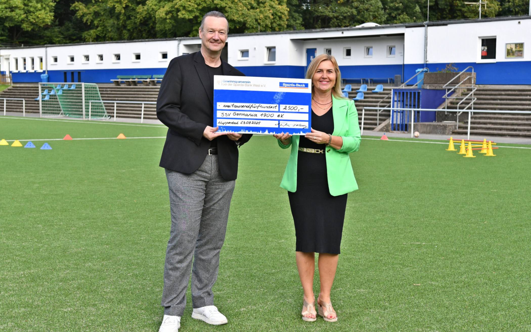 Auf dem Vereinsgelände am Freudenberg überreichte