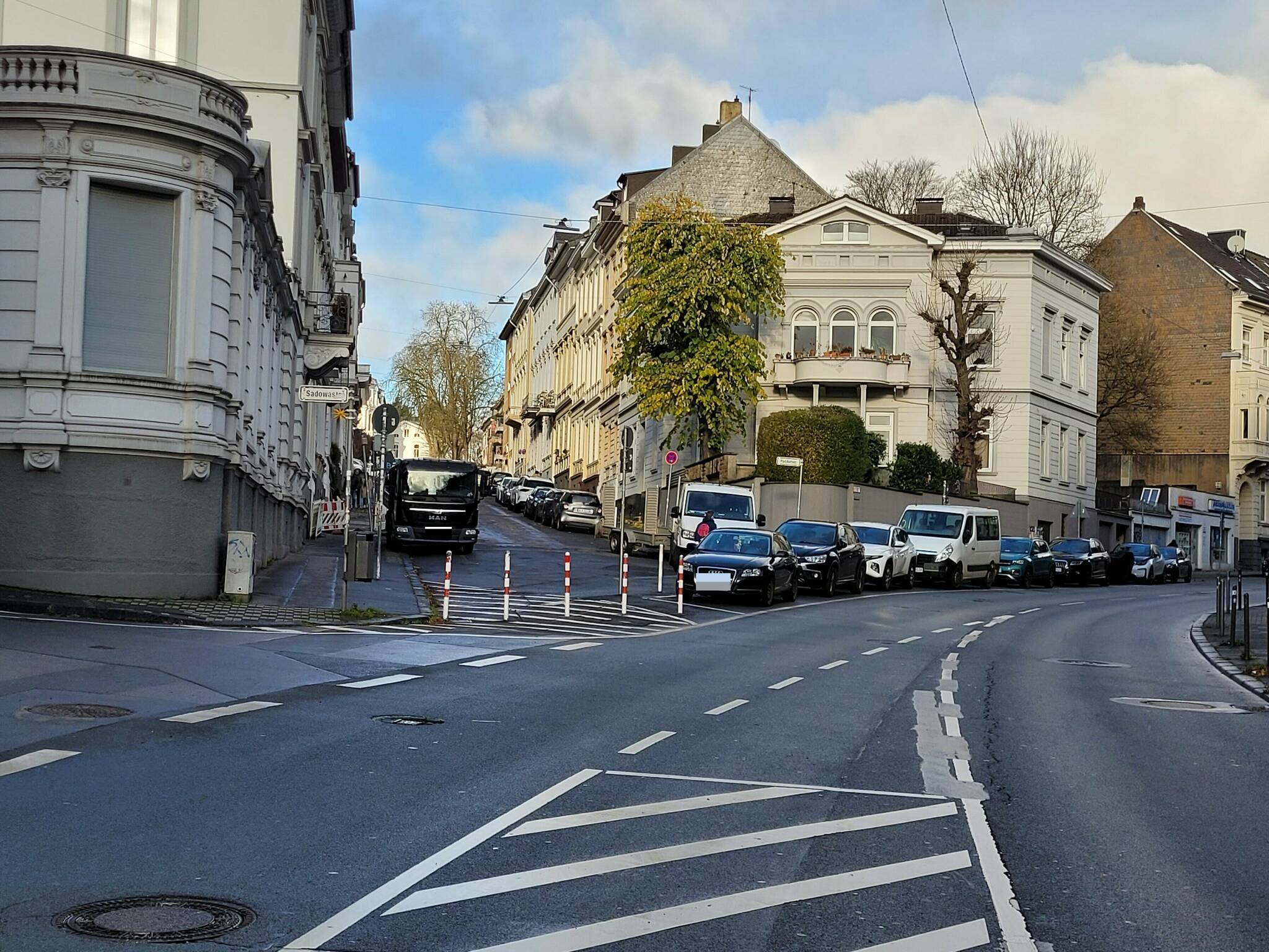 In diesem Bereich der Briller Straße soll die Abbiegespur für Radfahrer entstehen. Voraussichtlich zwei Wochen lang bleibt die Hauptverkehrsader deshalb bergwärts gesperrt.