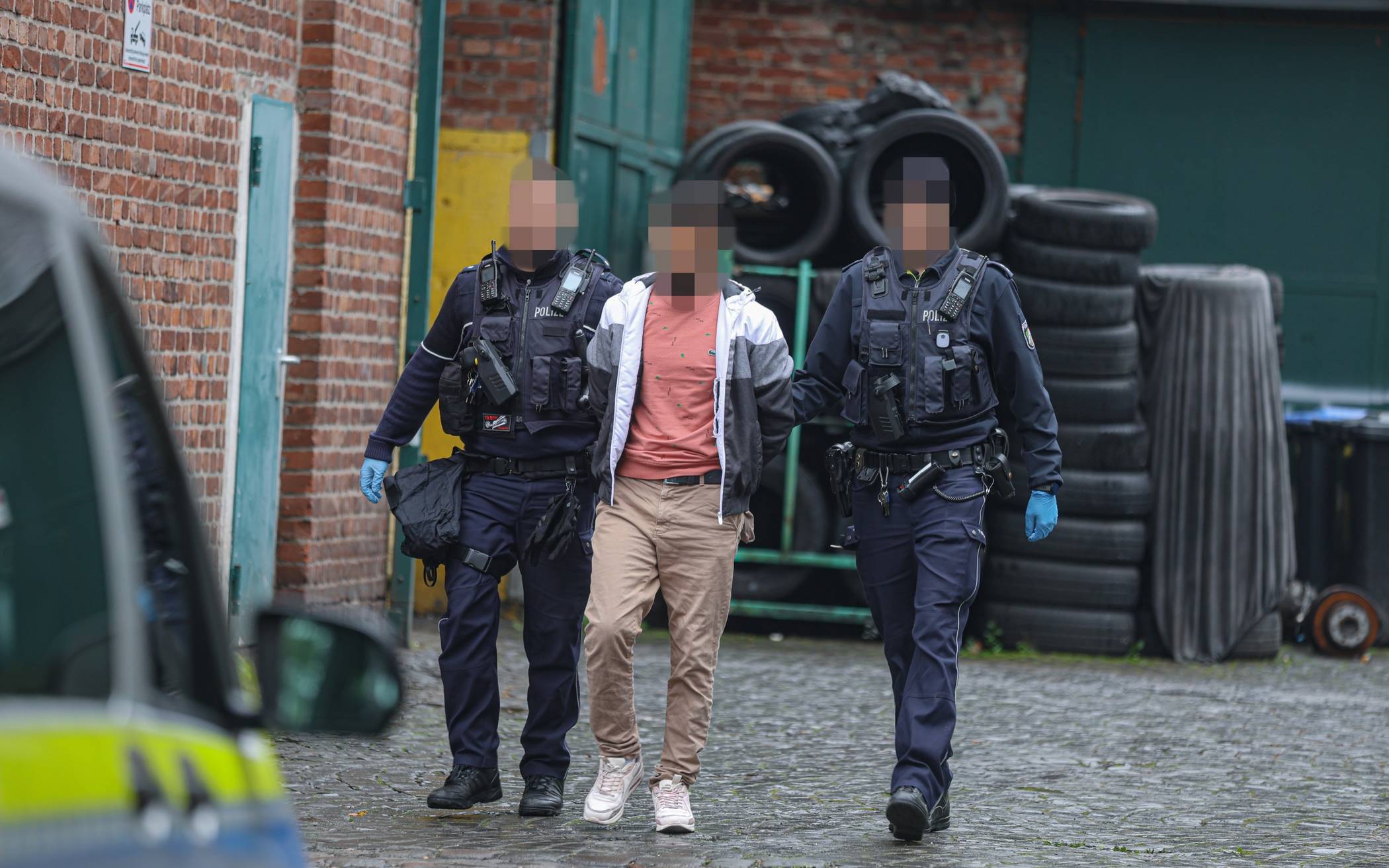 Während der Razzia wurde ein Haftbefehl