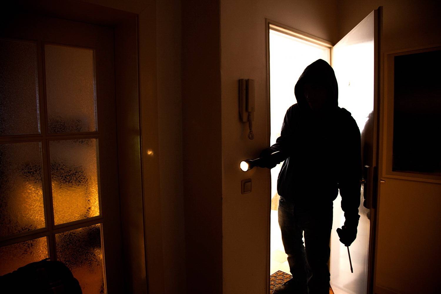 Einbrecher am Werk - die Kriminalpolizei