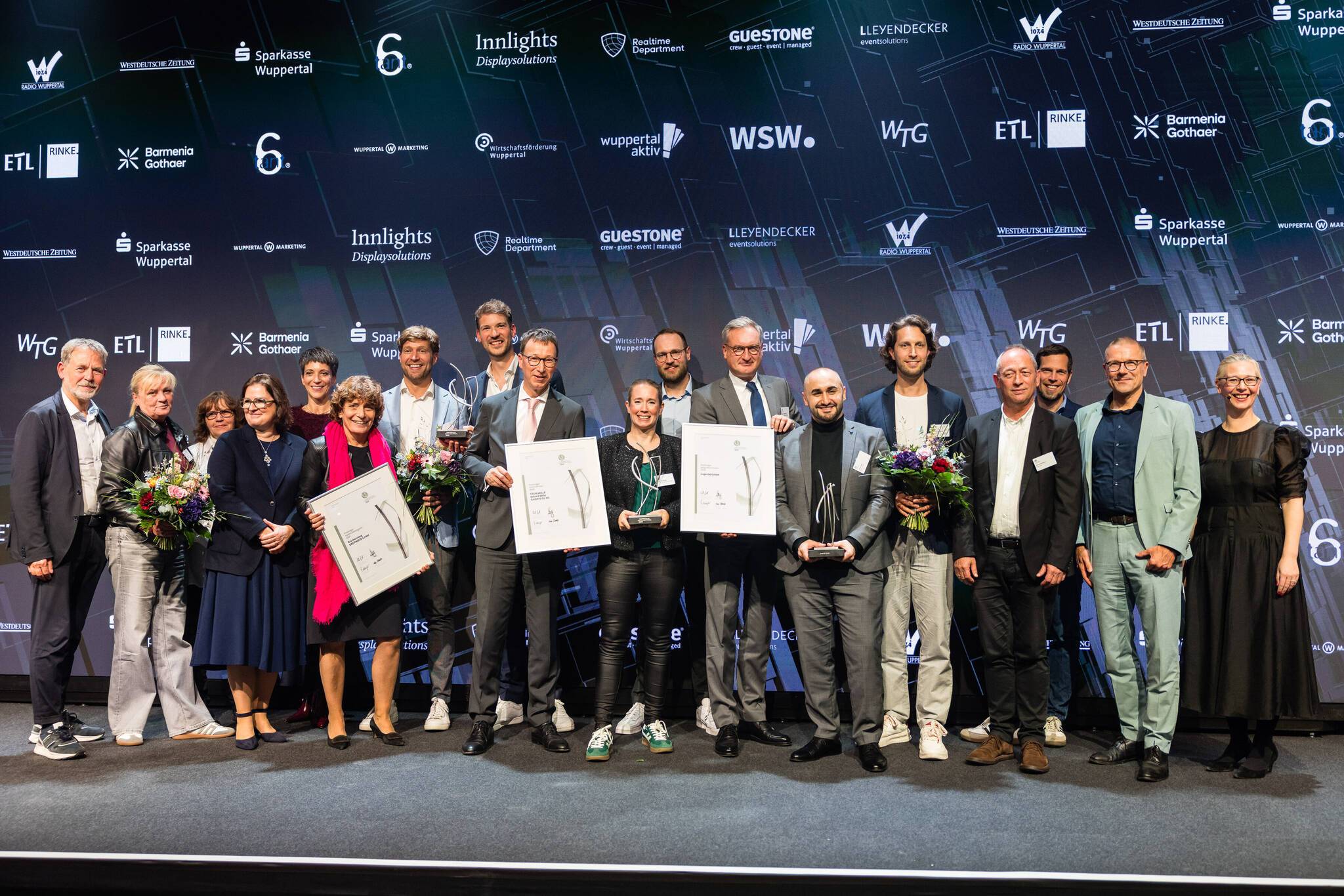  So sehen Sieger aus: Die Gewinner des Wirtschaftspreises 2025 gemeinsam mit Schirmherr Uwe Schneidewind und den Gastgebern und Organisatoren der Stadtsparkarkasse Wuppertal, der Wirtschaftsförderung, wuppertalaktiv und der Wuppertal Marketing GmbH.  