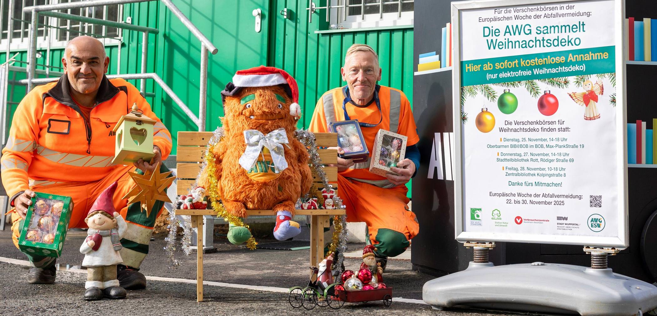  Für die alljährliche Sammlung von (elektrofreier) Weihnachtsdeko stehen Murat Barut (links) und Jürgen Happel (rechts) auf dem AWG-Recyclinghof Korzerter Straße bereit. Auch auf den AWG-Recyclinghöfen Widukindstraße, Bornberg und Giebel läuft die kostenfreie Aktion des Arbeitskreises Abfallberatung. 
